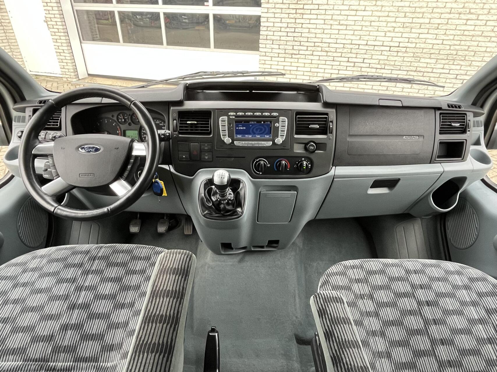 Foto van Ford Transit 260s DC 140dpf 4.36