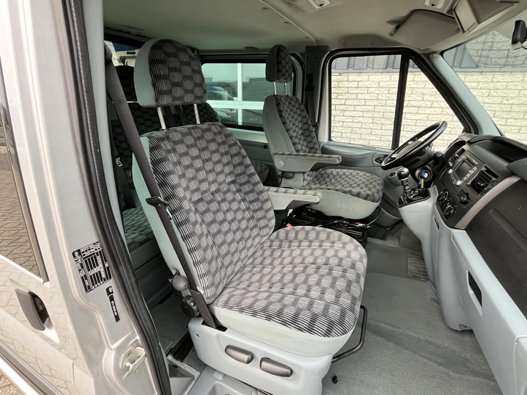 Foto van Ford Transit 260s DC 140dpf 4.36