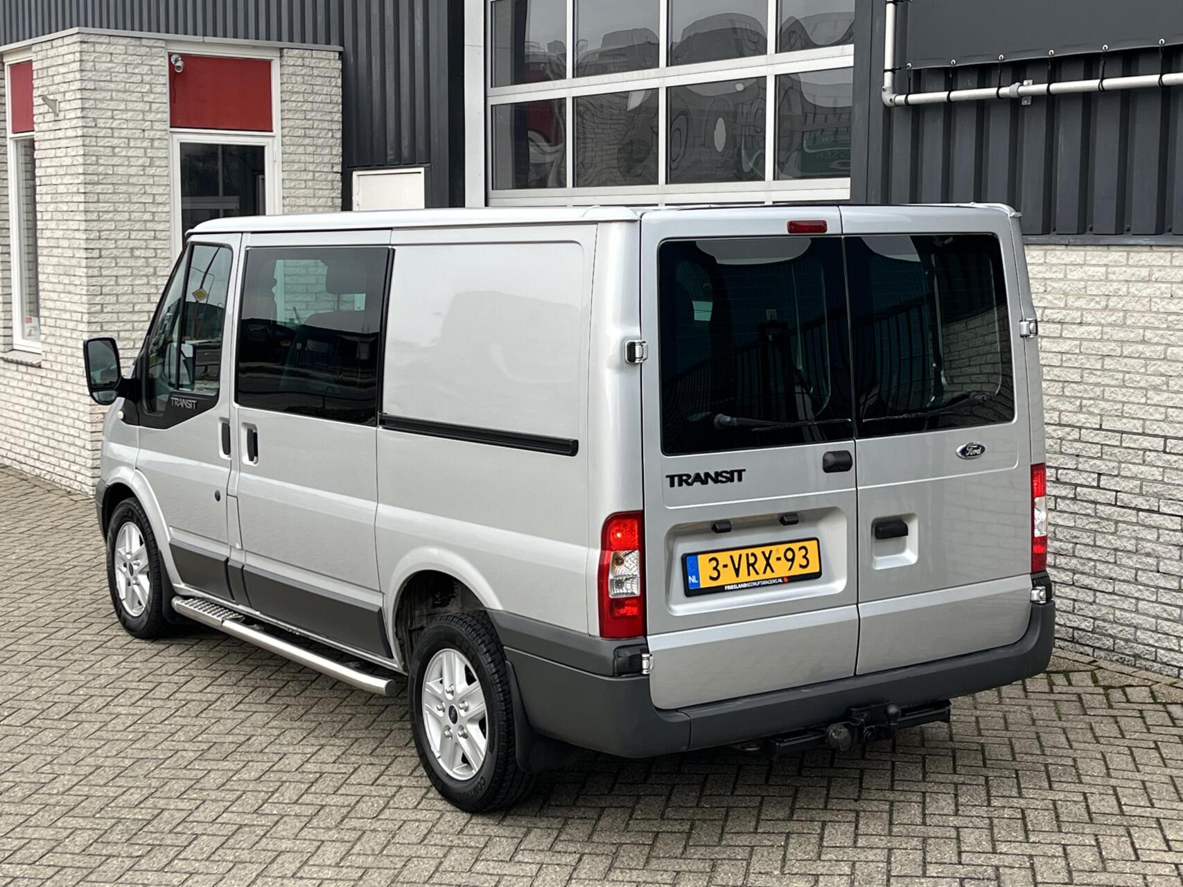 Foto van Ford Transit 260s DC 140dpf 4.36