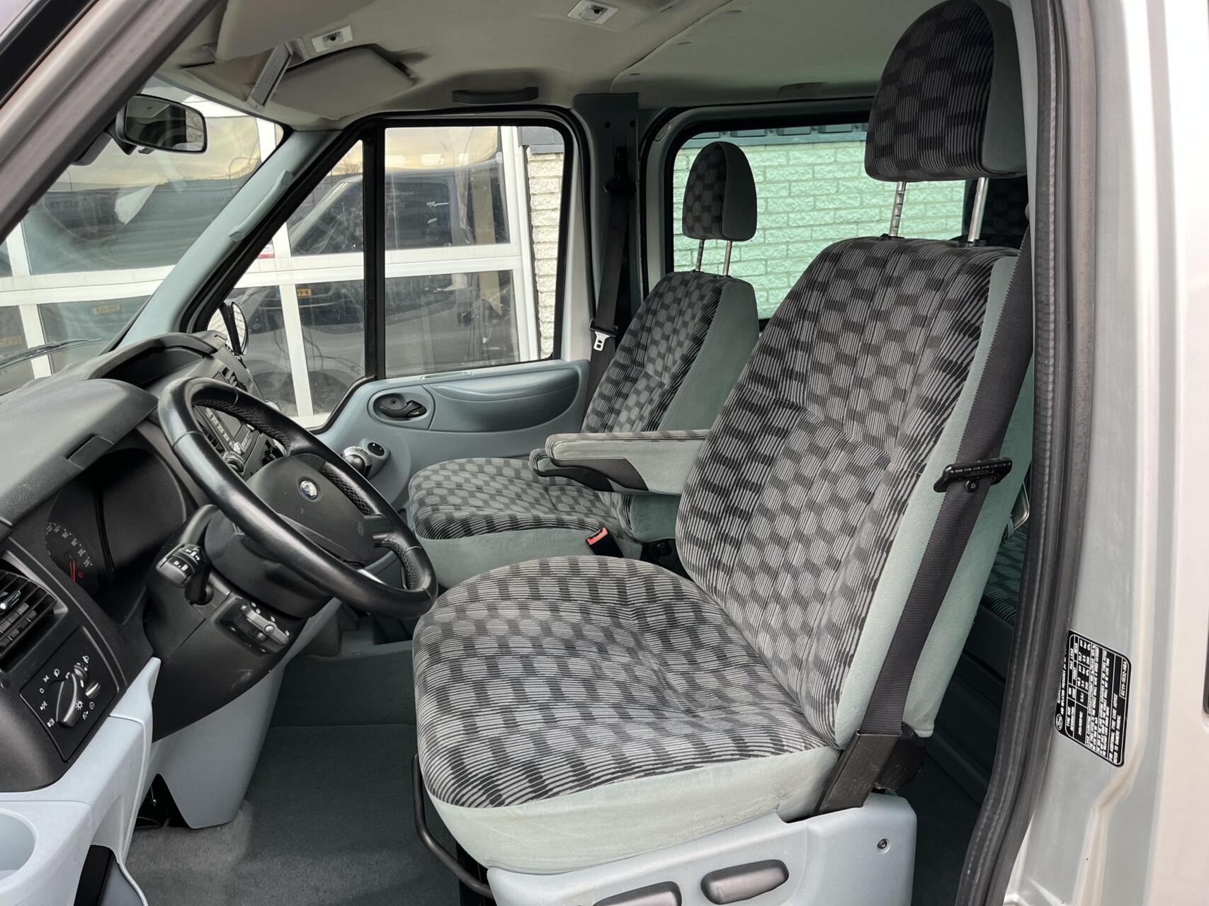 Foto van Ford Transit 260s DC 140dpf 4.36