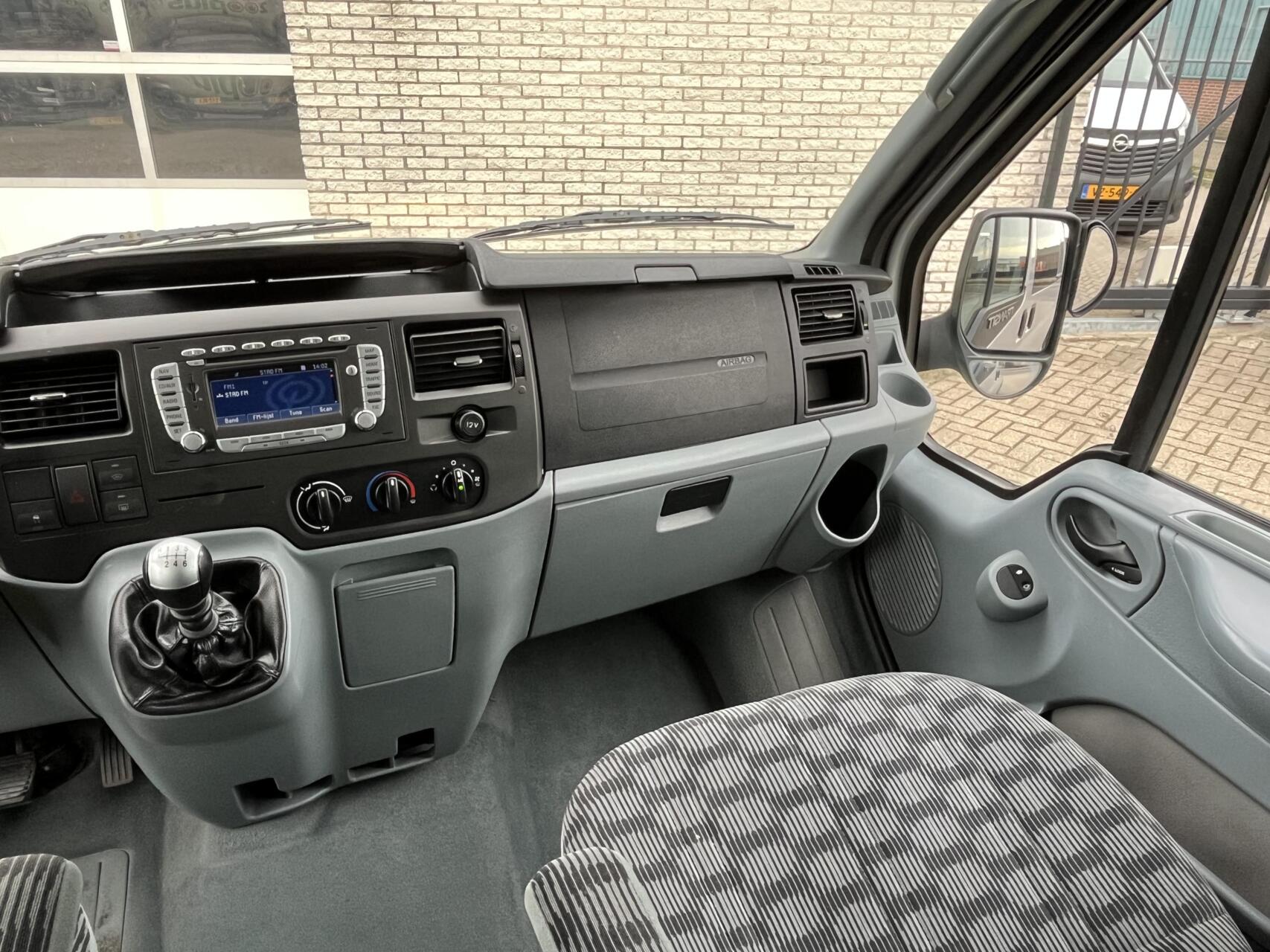 Foto van Ford Transit 260s DC 140dpf 4.36