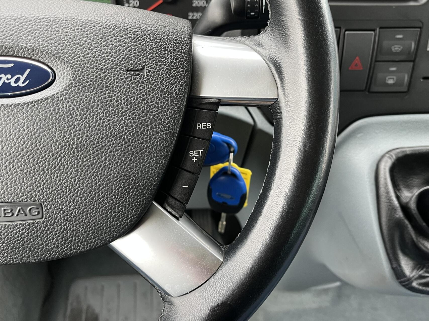 Foto van Ford Transit 260s DC 140dpf 4.36