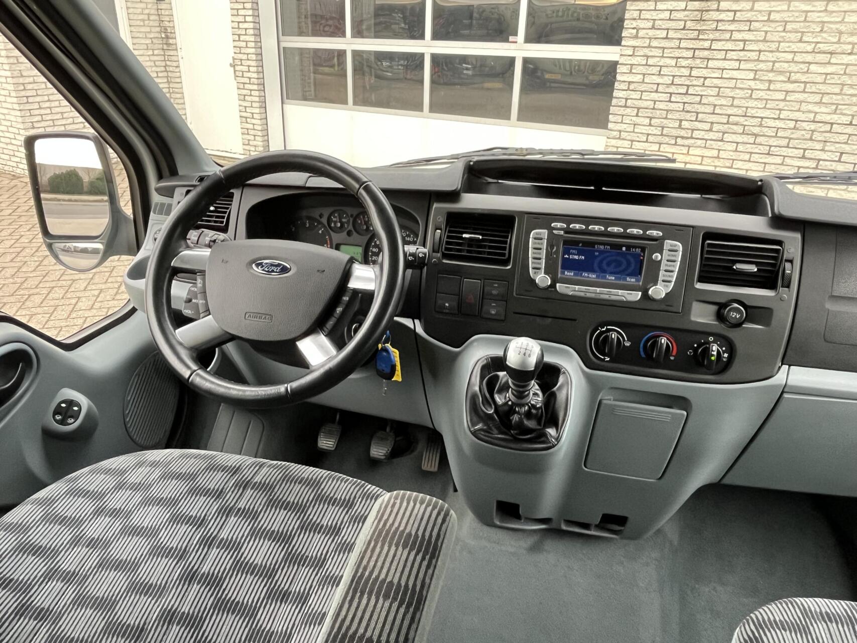 Foto van Ford Transit 260s DC 140dpf 4.36