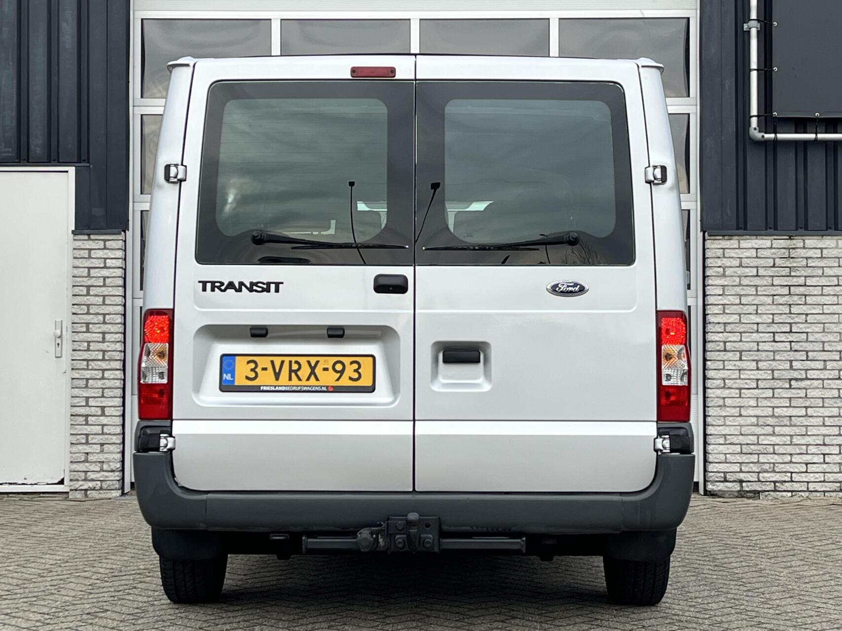 Foto van Ford Transit 260s DC 140dpf 4.36