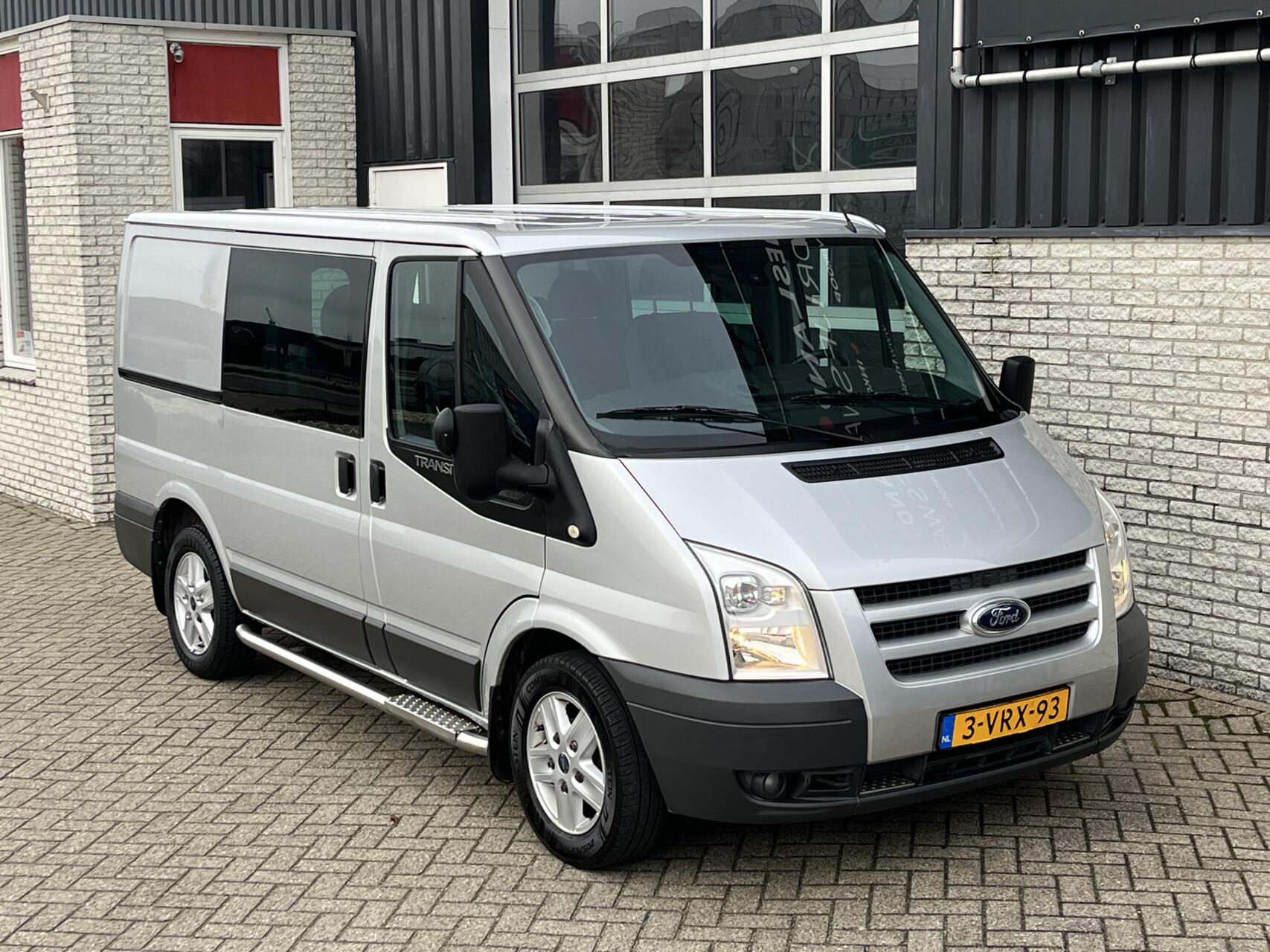 Foto van Ford Transit 260s DC 140dpf 4.36
