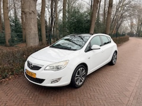 Opel Astra 1.4 Turbo Edition 2010 - voorkant