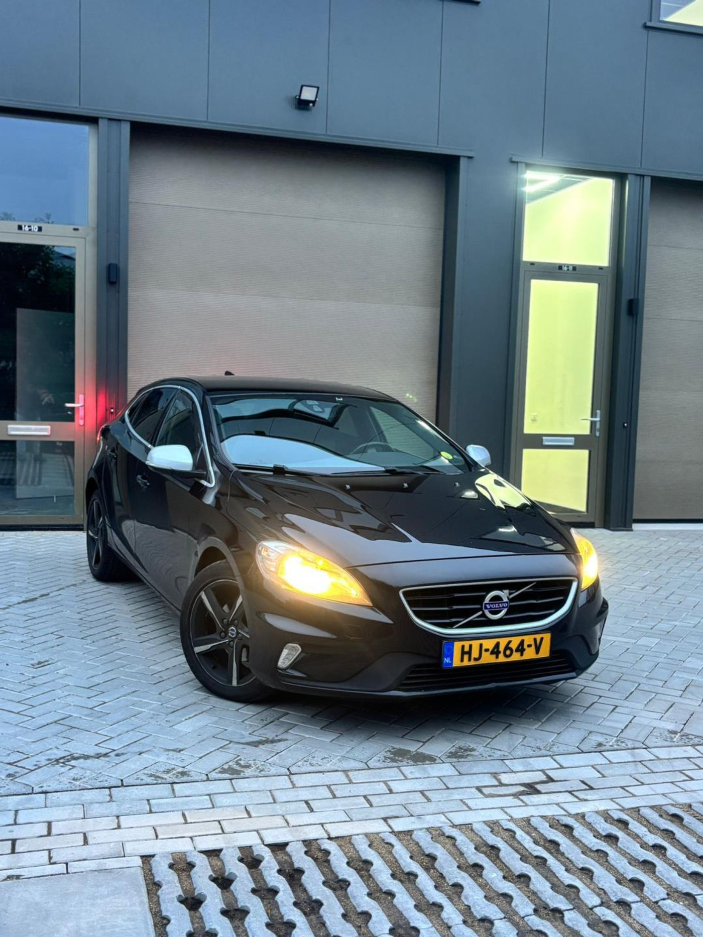 Volvo V40 2.0 D2 R-Design NAVI - AIRCO - EURO6 2015 - voorkant