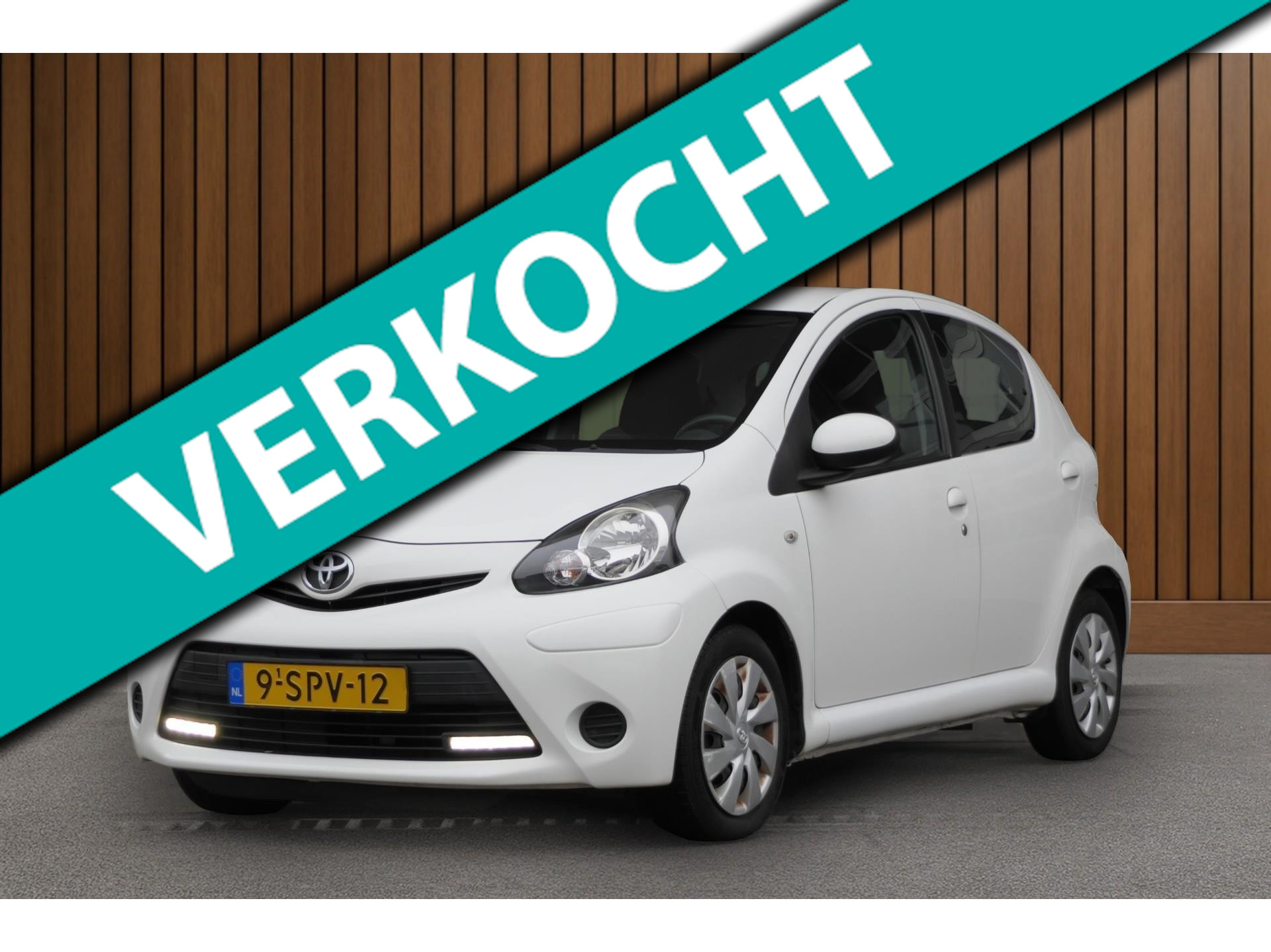 Toyota Toyota Aygo 1.0 VVT-i Aspiration 5-Deurs Automaat | Bluetooth | Airco | NAP 2013 - voorkant