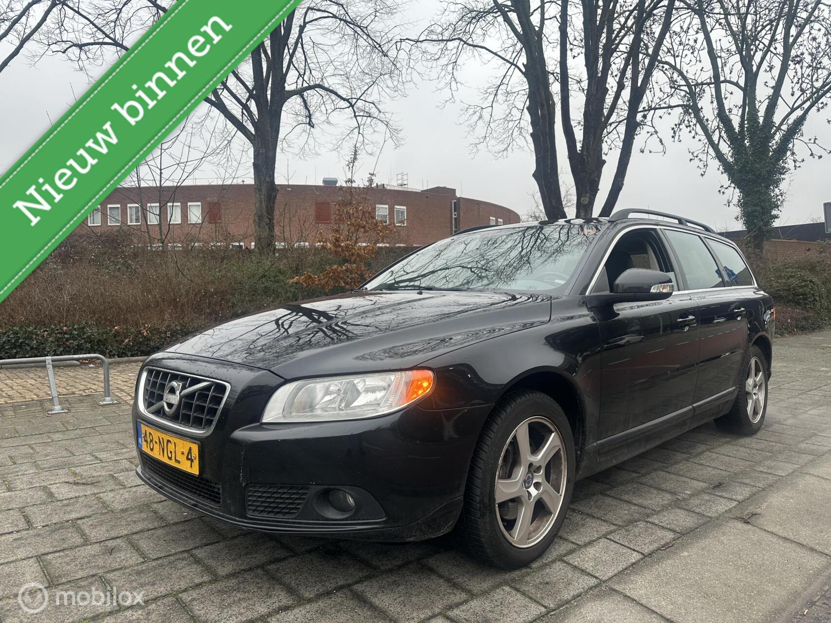Volvo V70 2.0T Momentum AUT/LEDER/NAVI/PDC/ECC/LEES TEKST! 2010 - voorkant