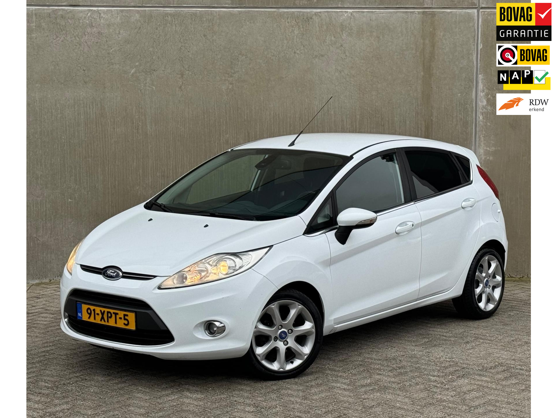 Ford Fiesta 1.4 Titanium LPG 5DR 2012 Wit NAP|APK 2027|1 EIG 2012 - voorkant