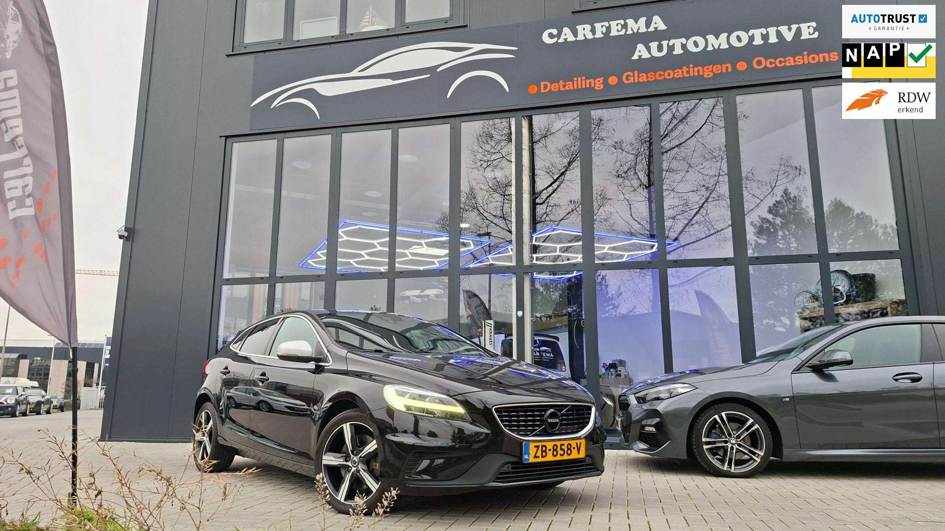Volvo V40 1.5 T3 Polar+ Sport, BTW, Black on Black, Full Panodak, Full Option 2019 - voorkant