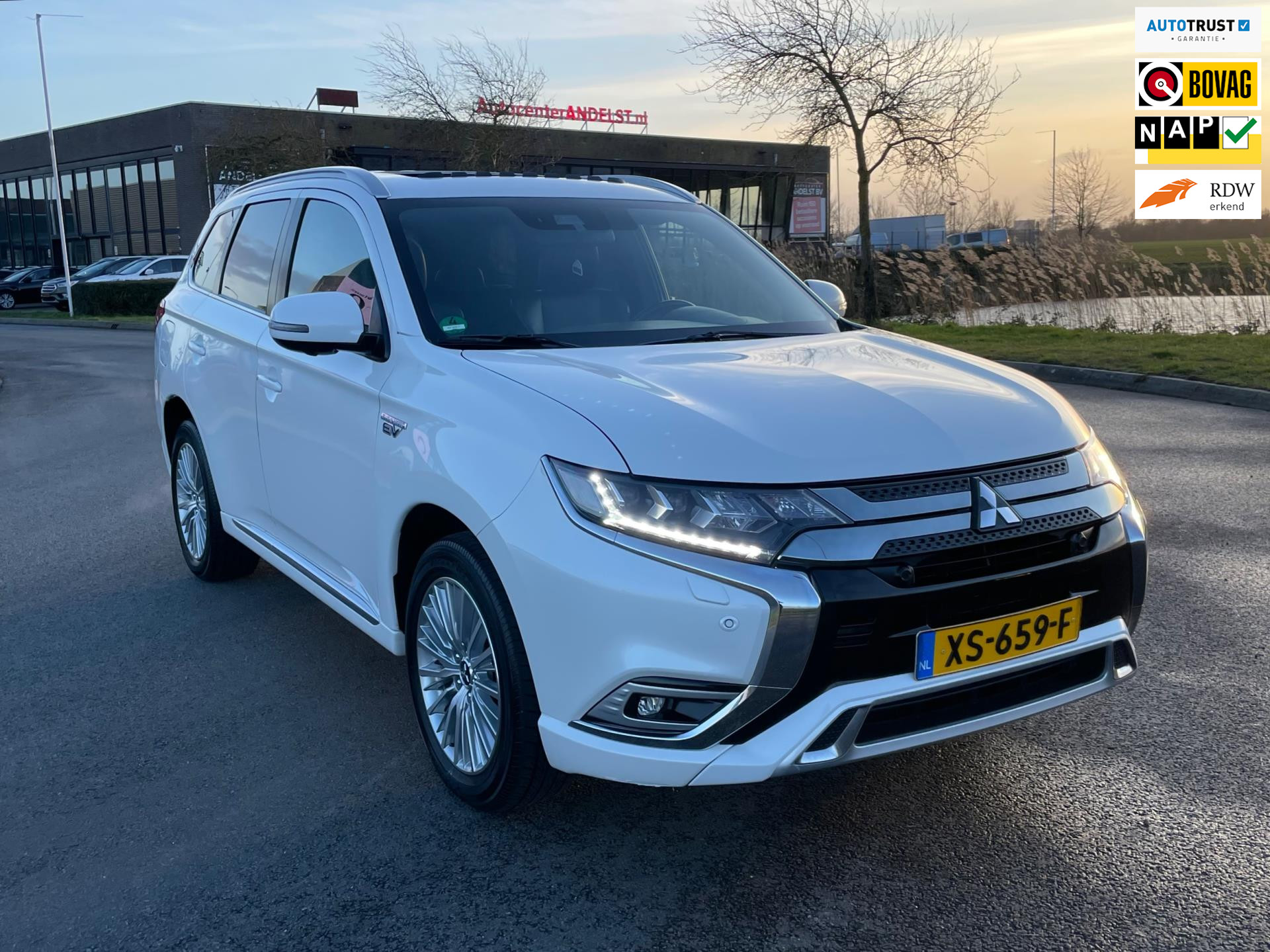 Mitsubishi Mitsubishi Outlander 2.4 PHEV Instyle, Aut, Trekhaak, Open dak, Acc, Stoel-/stuurverw, Leder, Cam, Pdc, Geen import, Nap, Goed oh! 2019 - voorkant