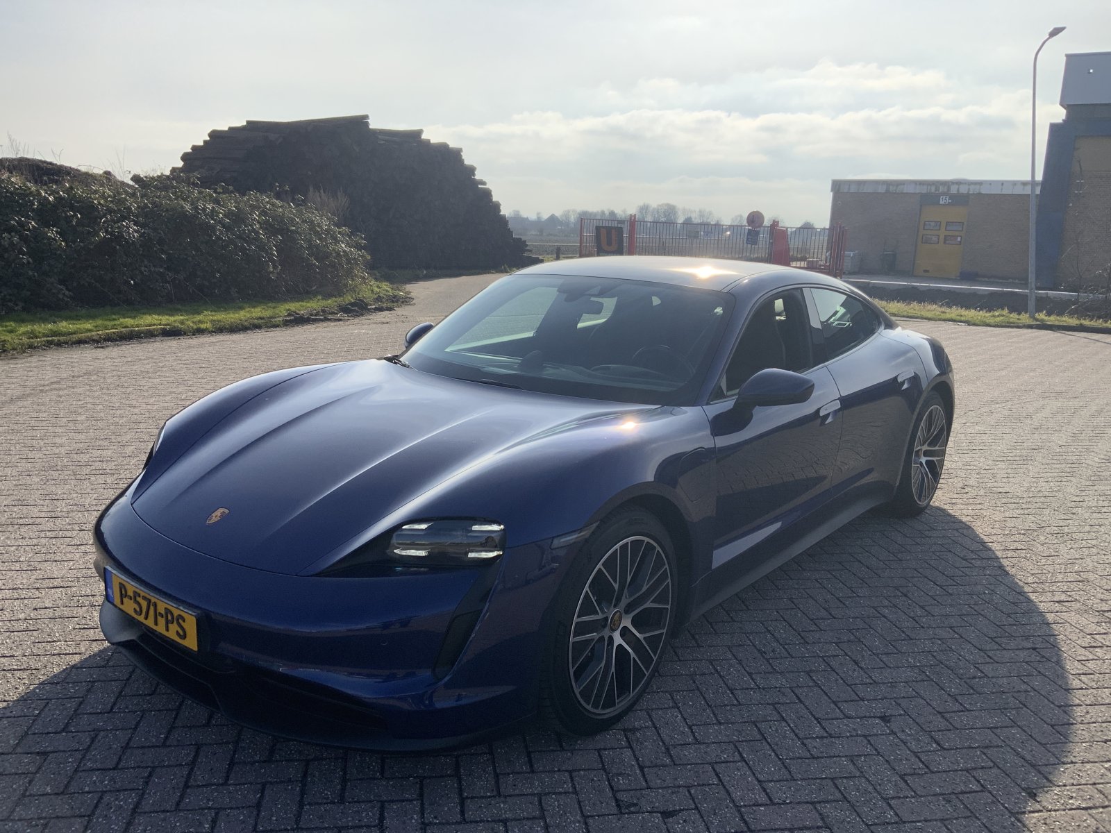 Porsche Taycan Performance 84kWh 2022 - voorkant