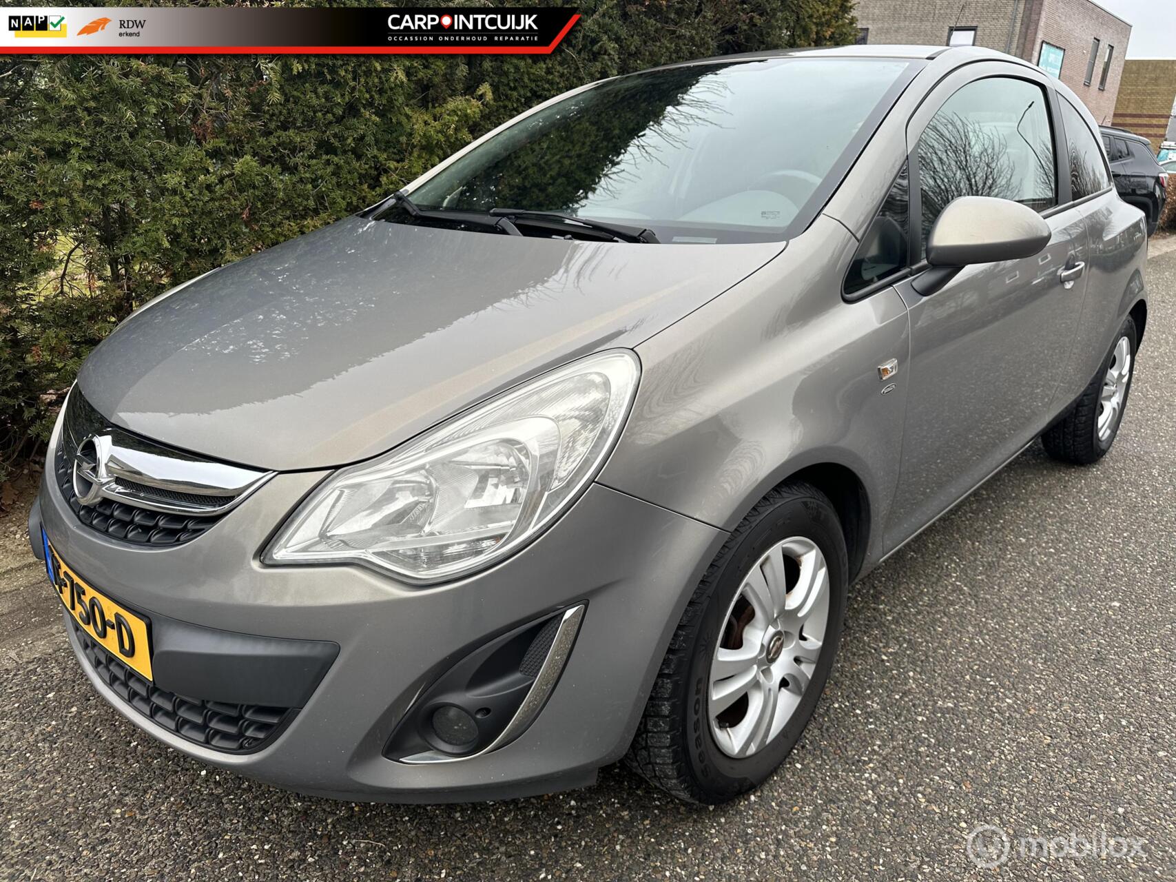 Opel Corsa 1.2-16V Selection 2011 - voorkant