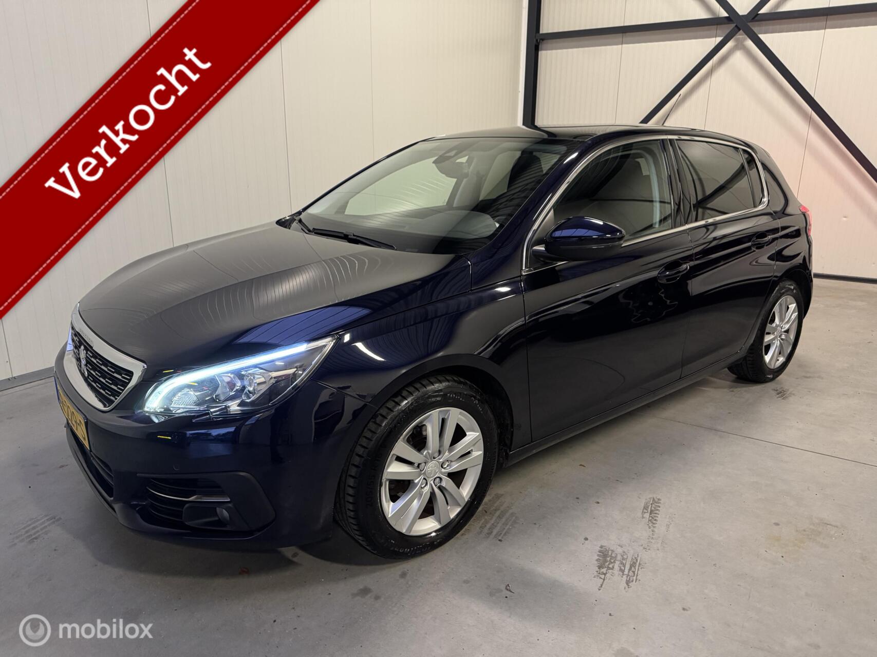 Peugeot 308 1.2 PureTech Blue Lease Premium Panoramadak 2019 - voorkant