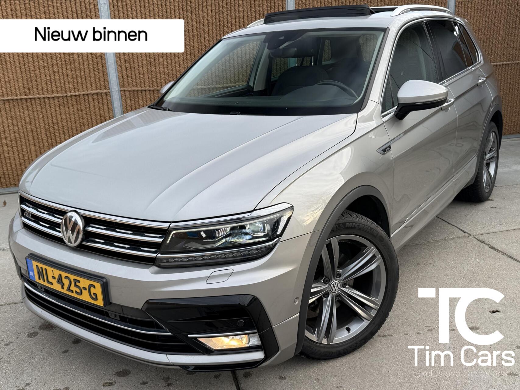 Volkswagen Tiguan 1.4 TSI R-line Automaat | Panoramadak | LED verlichting adaptief | Stoelverwarming | Ergo stoel | Spiegels inklapbaar | Achteruitrijcamera | Parkeersensoren voor en achter 2017 - voorkant