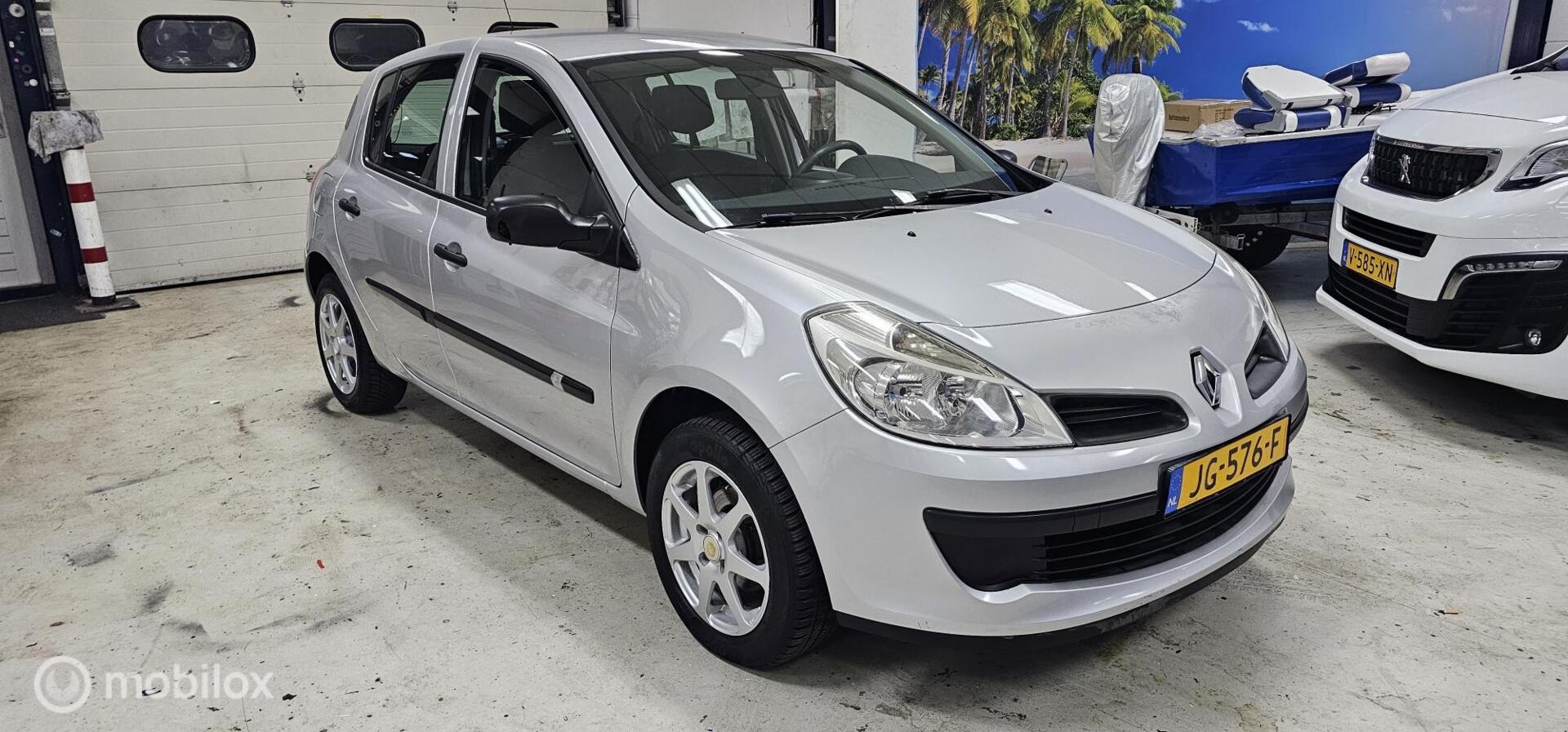 Renault Clio 1.2-16V Authentique Airco 2006-5drs L.M. Velgen 2006 - voorkant