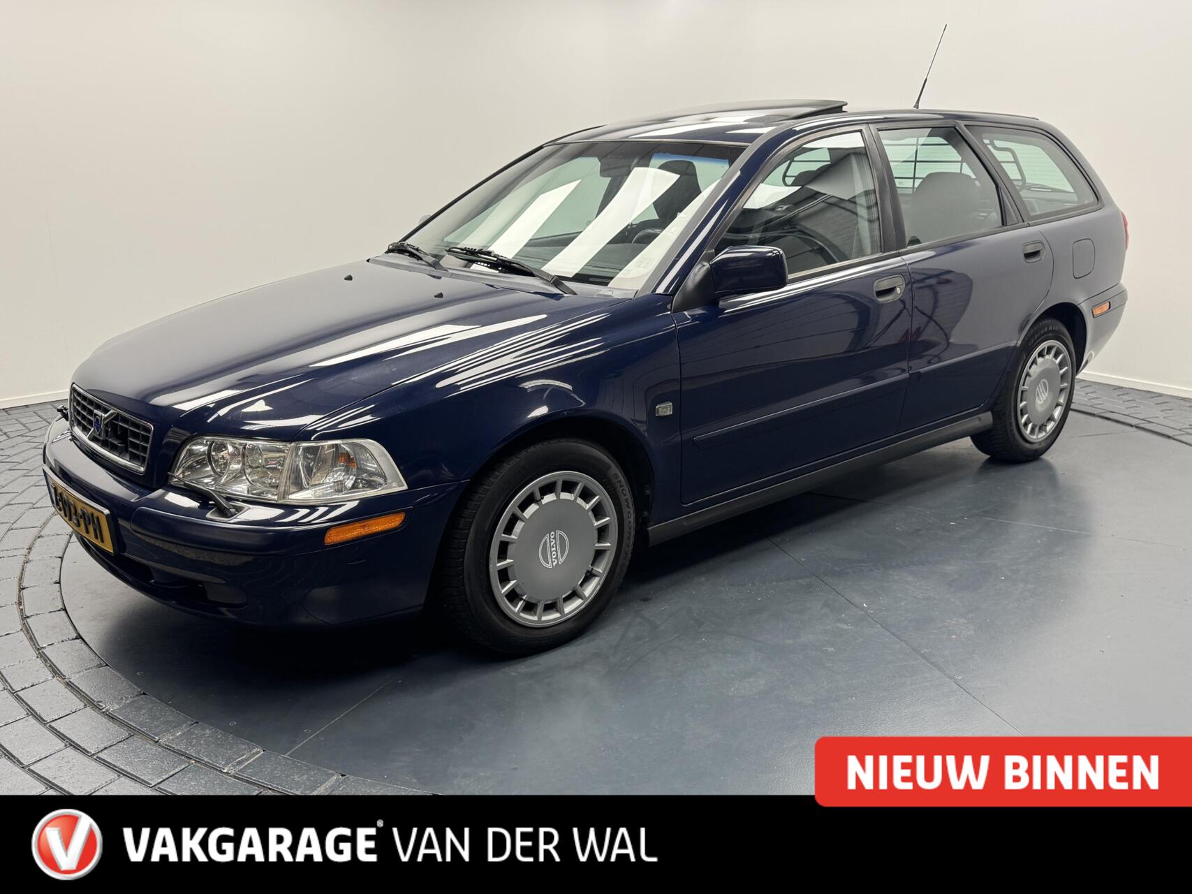Volvo V40 1.8 Dynamic Automaat-Airco-Panoramadak-Elek.ramen-Elek.spiegels 2002 - voorkant