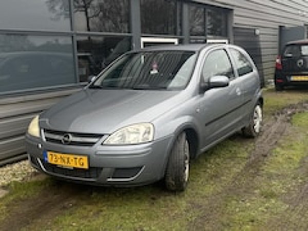 Opel Corsa 1.2-16V Enjoy 2004 - voorkant