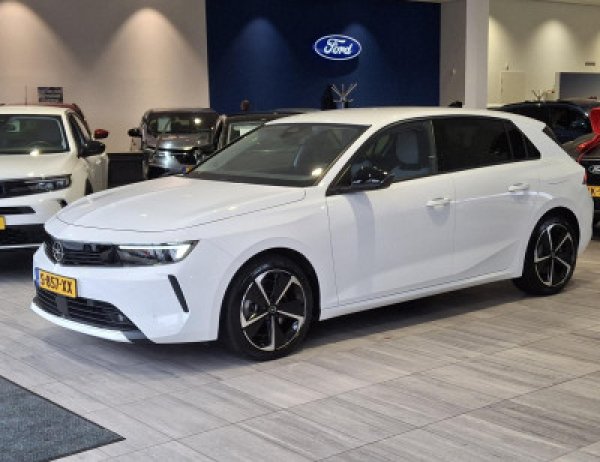 Opel Astra 1.6 Hybrid Edition 2022 - voorkant