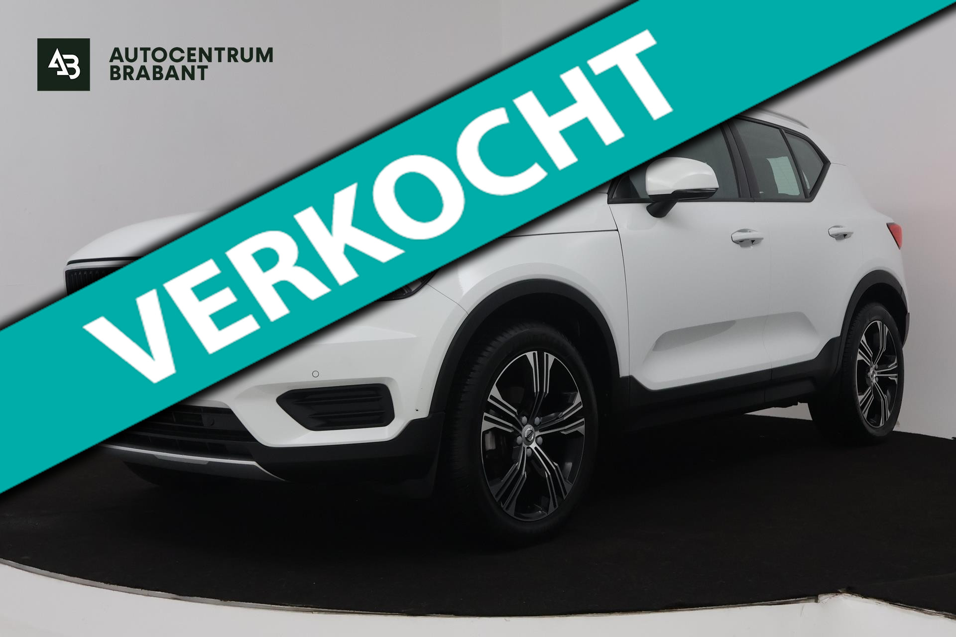 Volvo XC40 1.5 T3 Momentum (NAVIGATIE, ELEKT. WEGKLAPBARE TREKHAAK, STOELVERWARMING, CAMERA) 2018 - voorkant