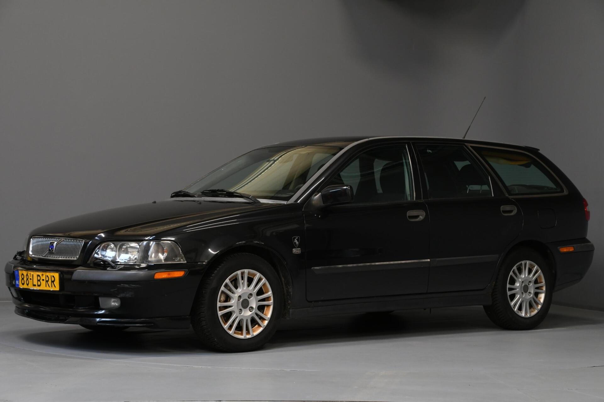 Volvo V40 2.0 T Dynamic Navigator | LEES ADVERTENTIE 2003 - voorkant