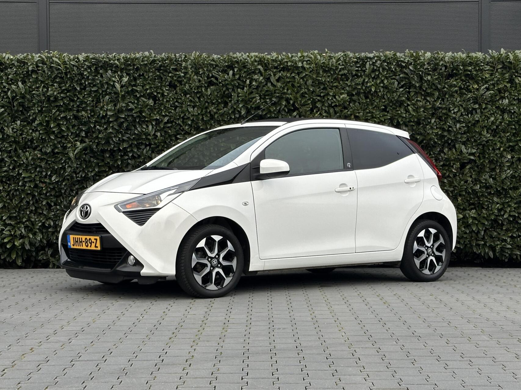 Toyota Toyota Aygo 1.0 VVT-i X-PLAY, TEAM-DEUTSCHLAND, OPEN DAK, NAVI, CAMERA, CLIMATE CONTROL, KEYLESS, LED, PDC, DAB, LICHTMETAAL 15" 2021 - voorkant