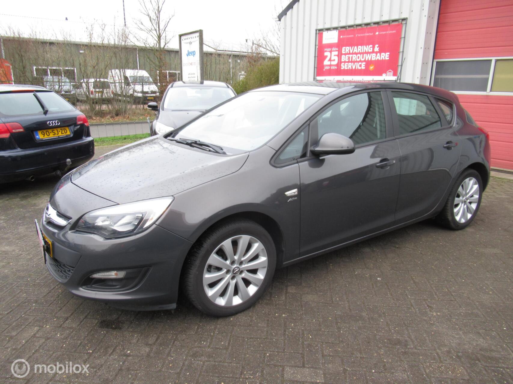 Opel Astra 1.4 Cosmo 5 deurs Nette auto ! boekje onderhoud . 2013 - voorkant