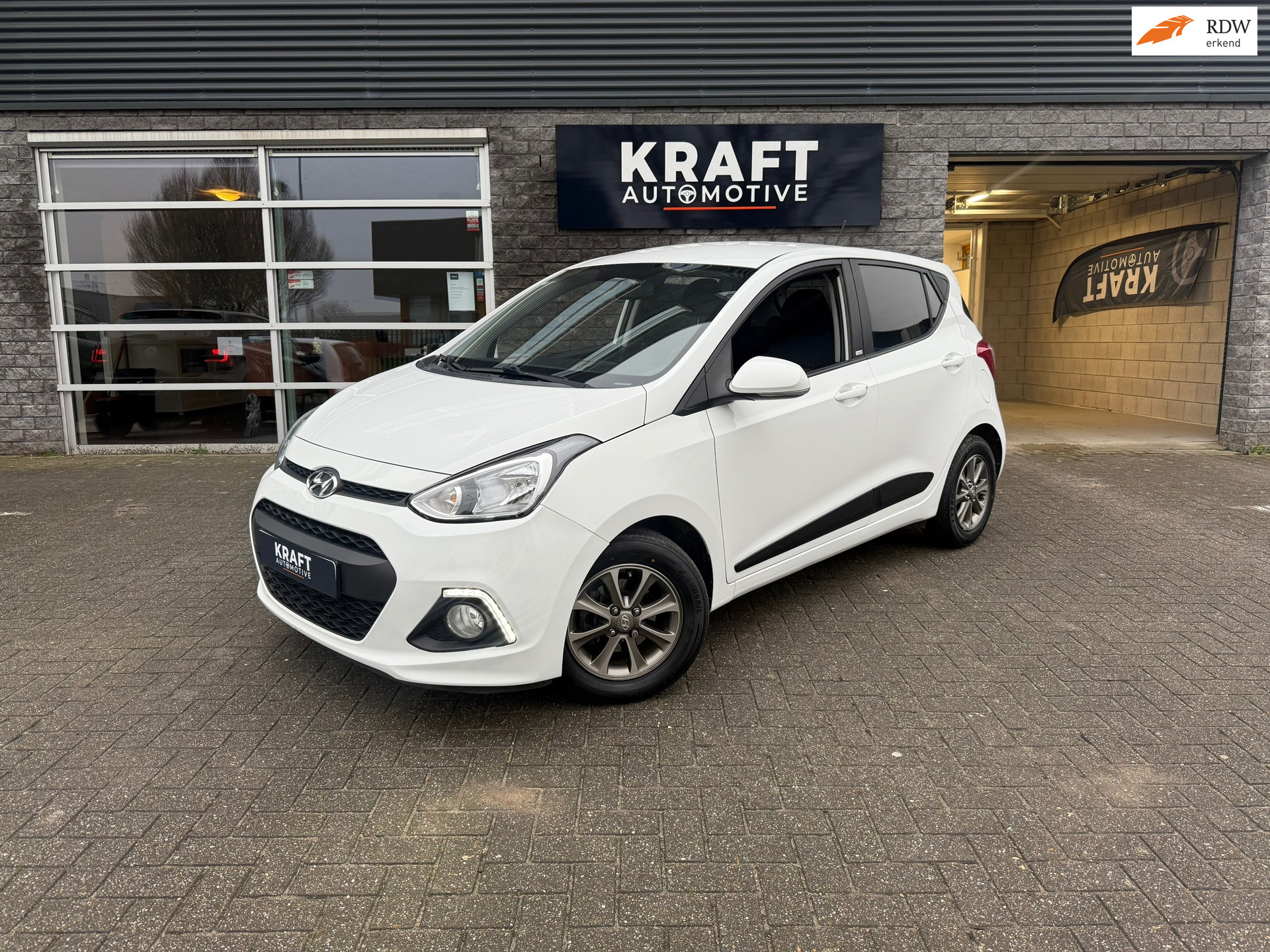 Hyundai I10 1.0i i-Motion Comfort | Top staat! | PDC | Cruise | LED | Bluetooth | Airco | Onderhoud aanwezig | 2015 - voorkant