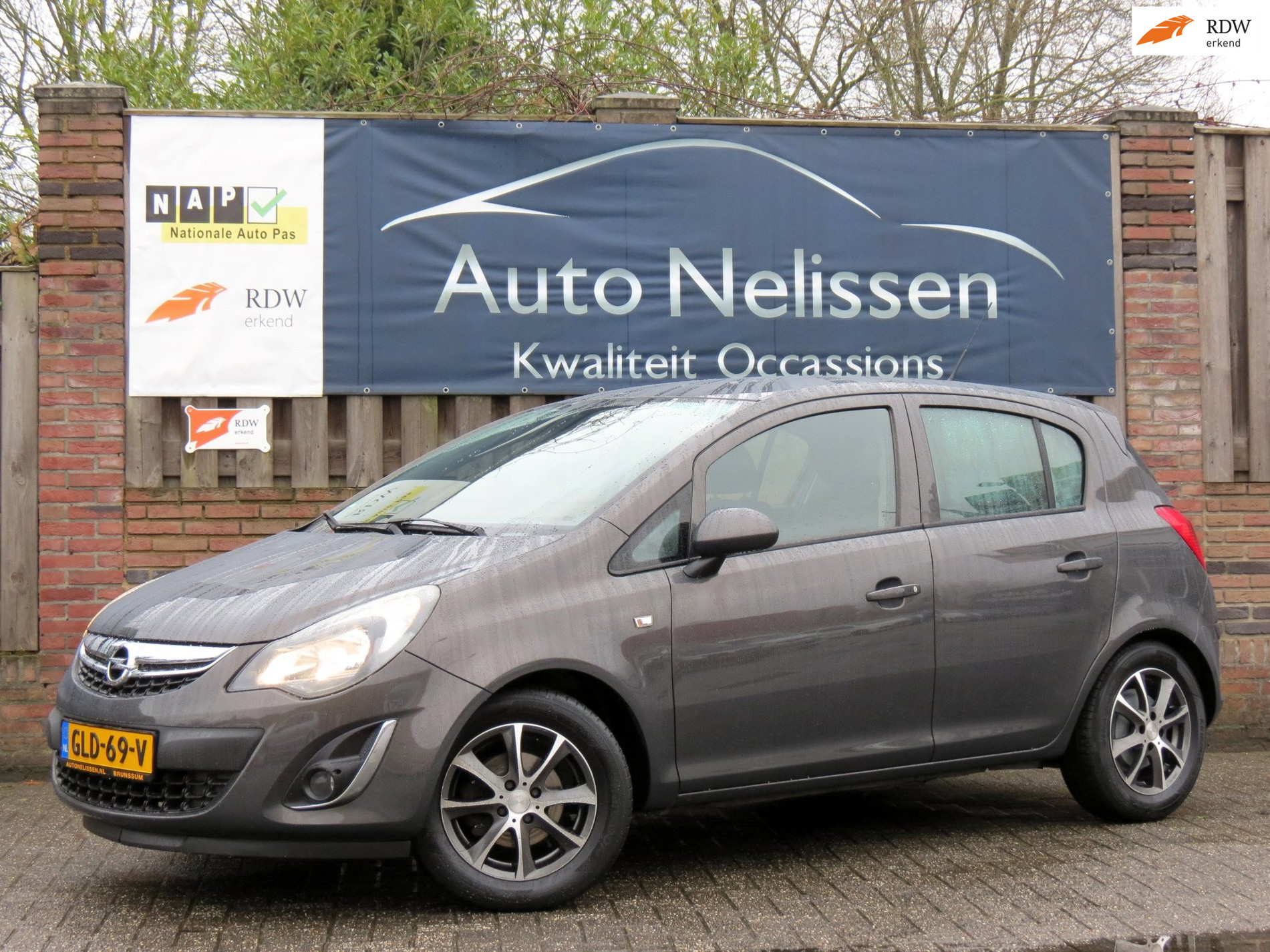 Opel Corsa 1.2-16V 5-DEURS Design Edition | AIRCO | NAVI | PARKEERSENSOREN | LICHTMETALEN VELGEN | 2014 - voorkant