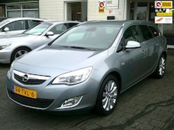 Opel Astra 1.4 Turbo Cosmo 2012 - voorkant