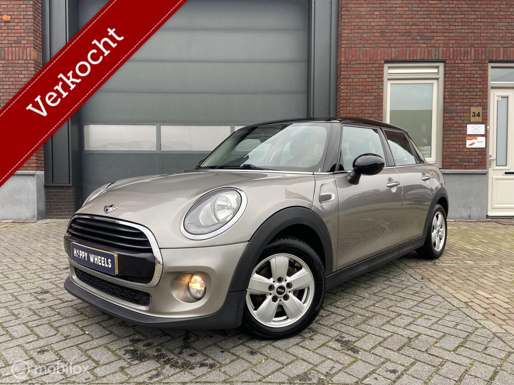 Mini Cooper Business 2017 | 103.058 km NAP | Navi | Cruise 2017 - voorkant