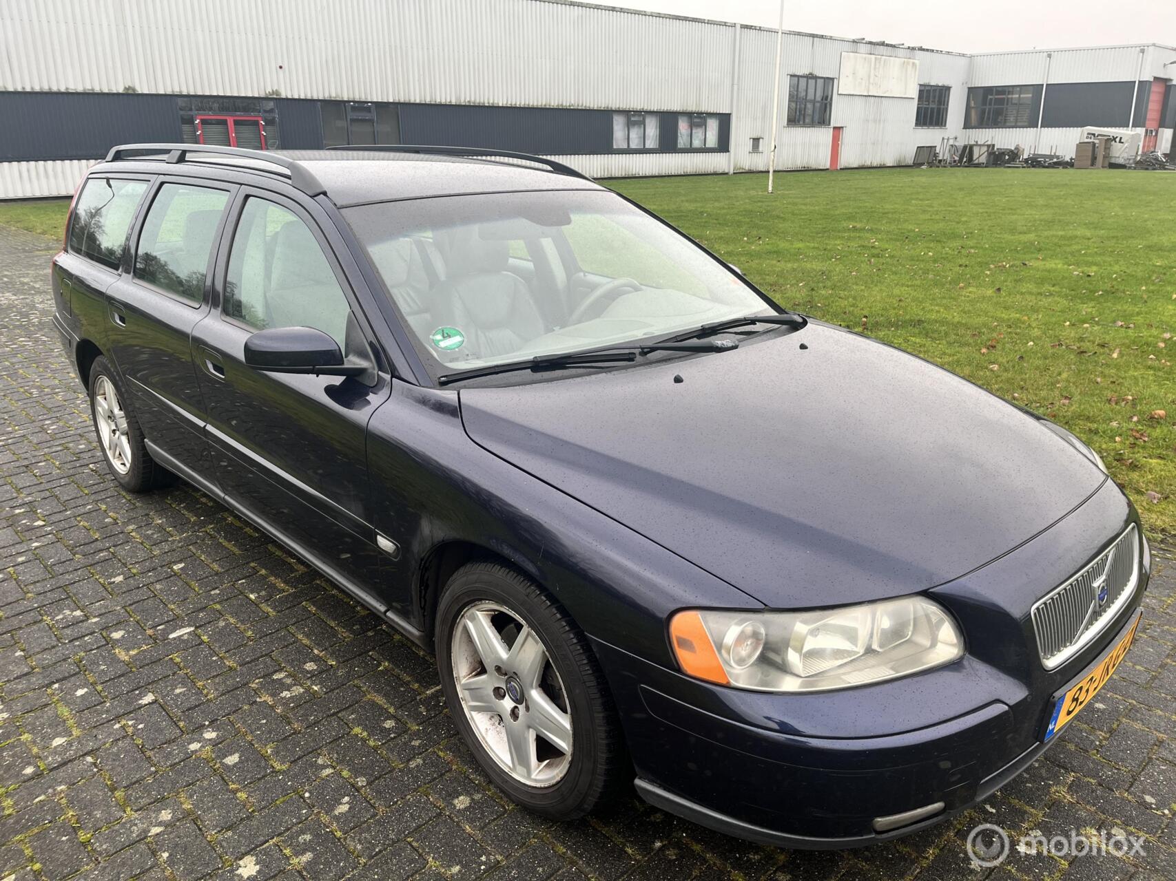 Volvo V70 2.4D Momentum / Leder / Airco / Cruise / Trekhaak / 2006 - voorkant