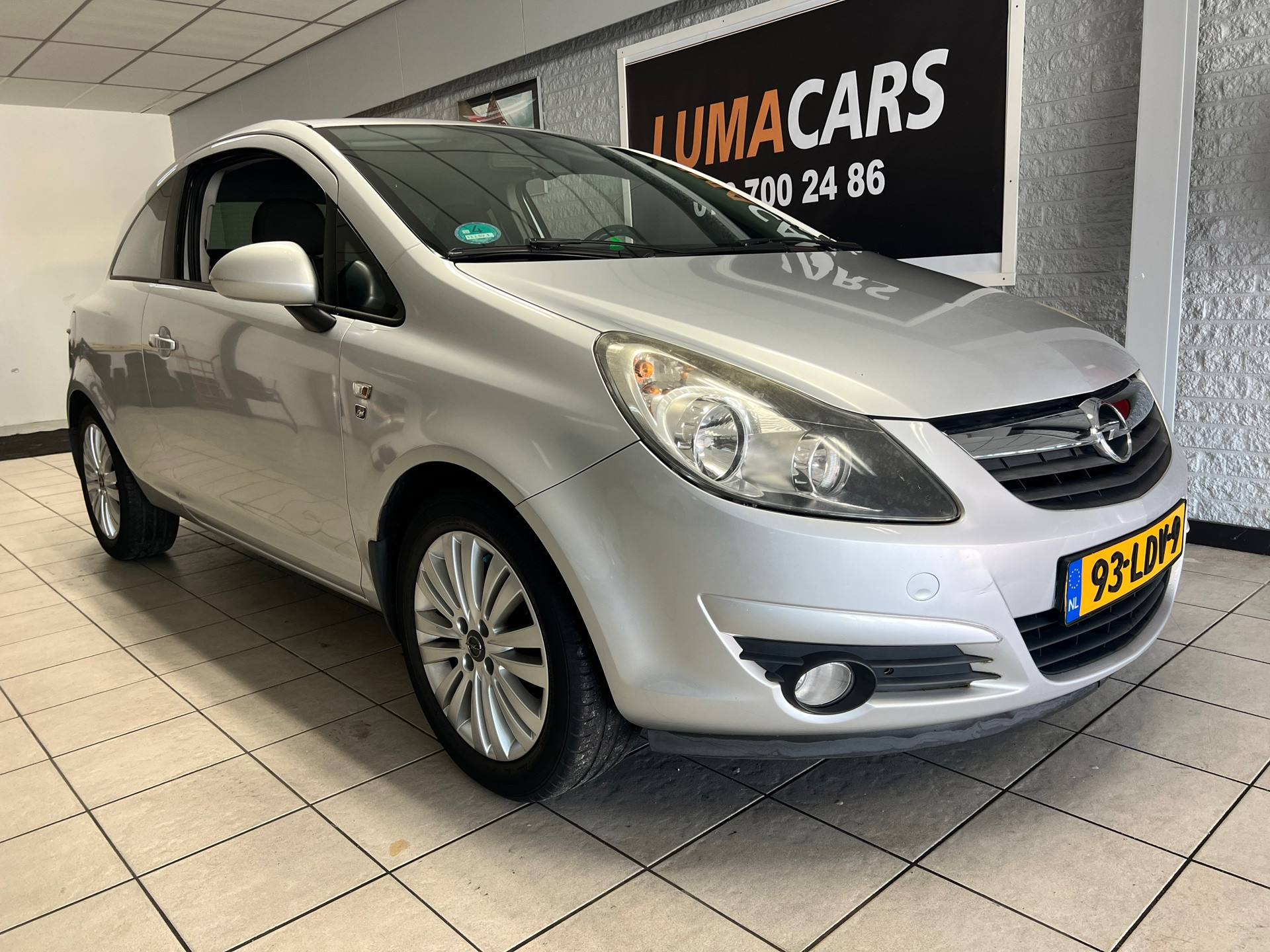 Opel Corsa 1.2-16V '111' Edition 2010 - voorkant