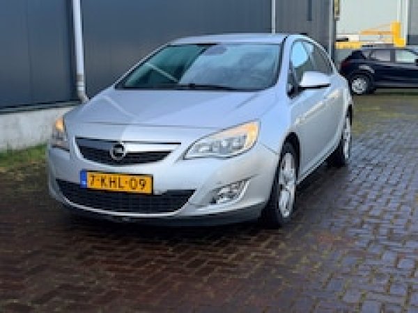 Opel Astra 1.4 Turbo Color Edition 2011 - voorkant