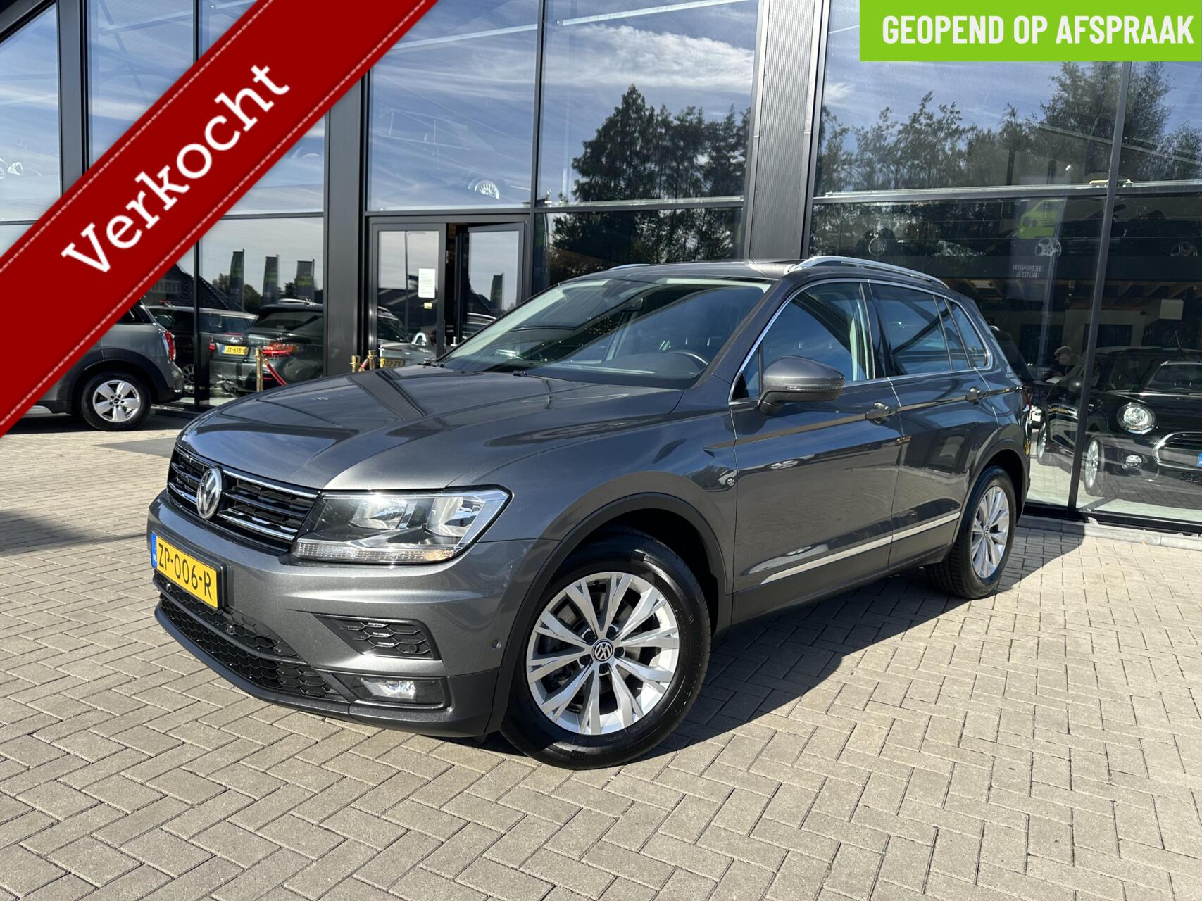 Volkswagen Tiguan 1.5 TSI Comfortline |Pano|Stoelverwarming|ElekTrekhaak|ACC 2019 - voorkant