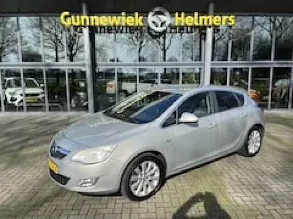Opel Astra 1.6 Turbo Cosmo 2010 - voorkant