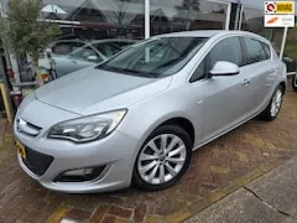 Opel Astra 1.4 Turbo Sport 2012 - voorkant