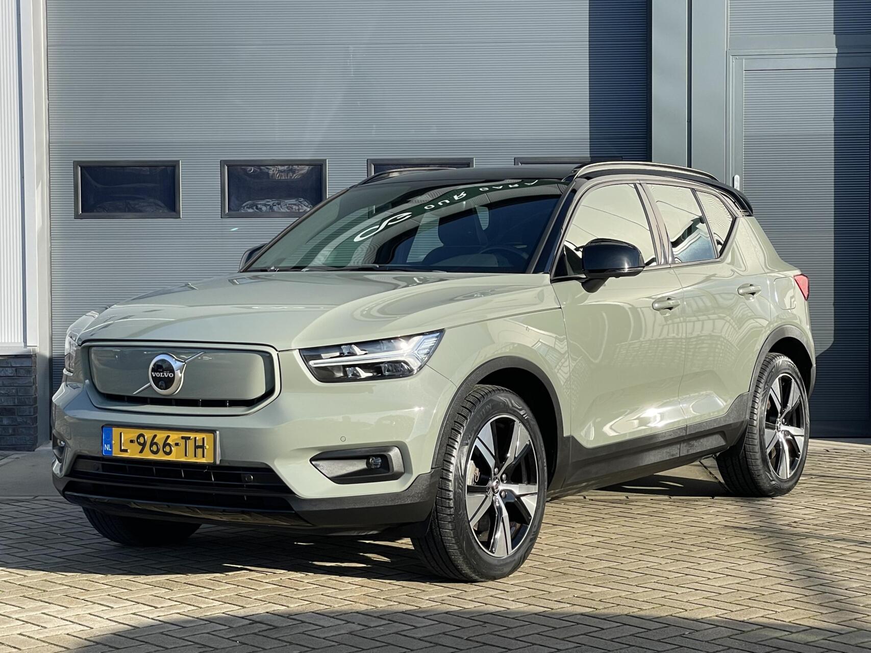 Volvo XC40 Recharge P8 AWD R-Design|H&K|Panoramadak|Trekhaak 2021 - voorkant