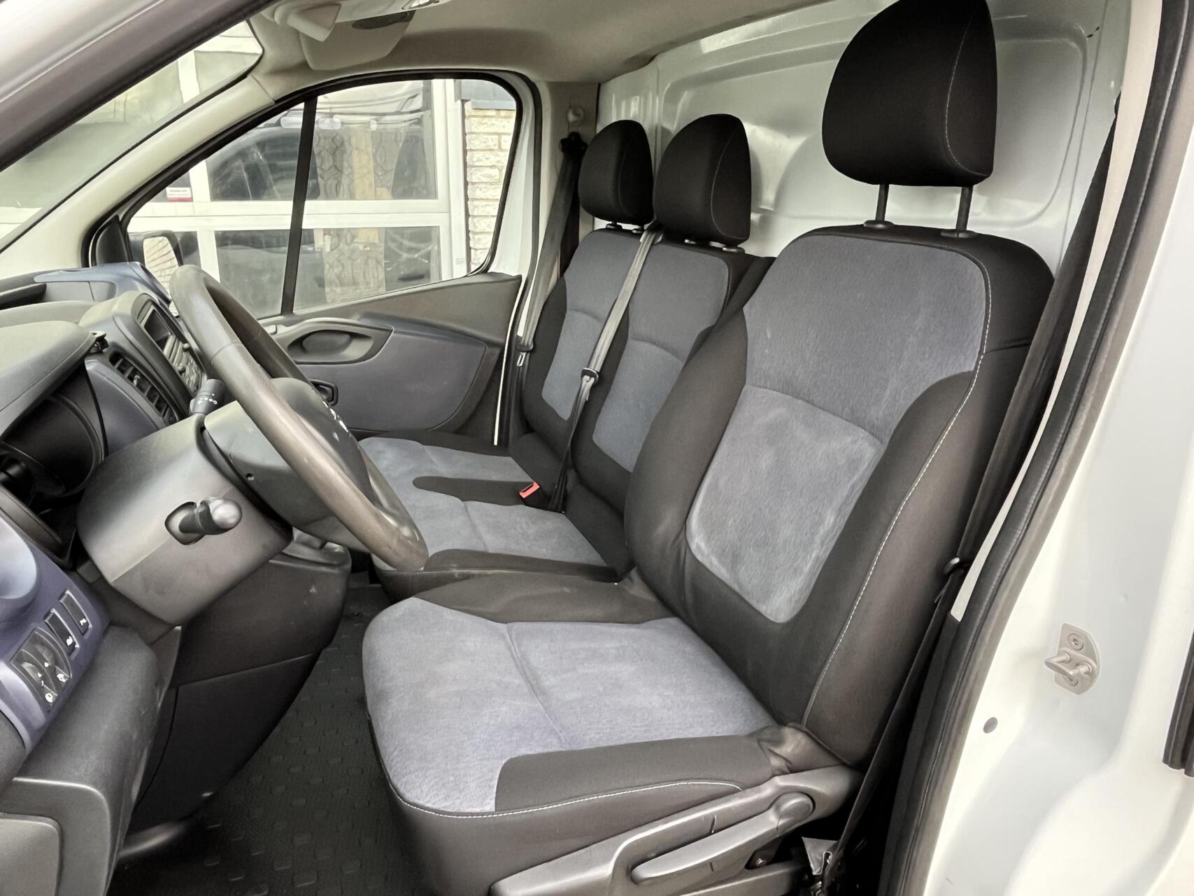 Foto van Opel Vivaro-b