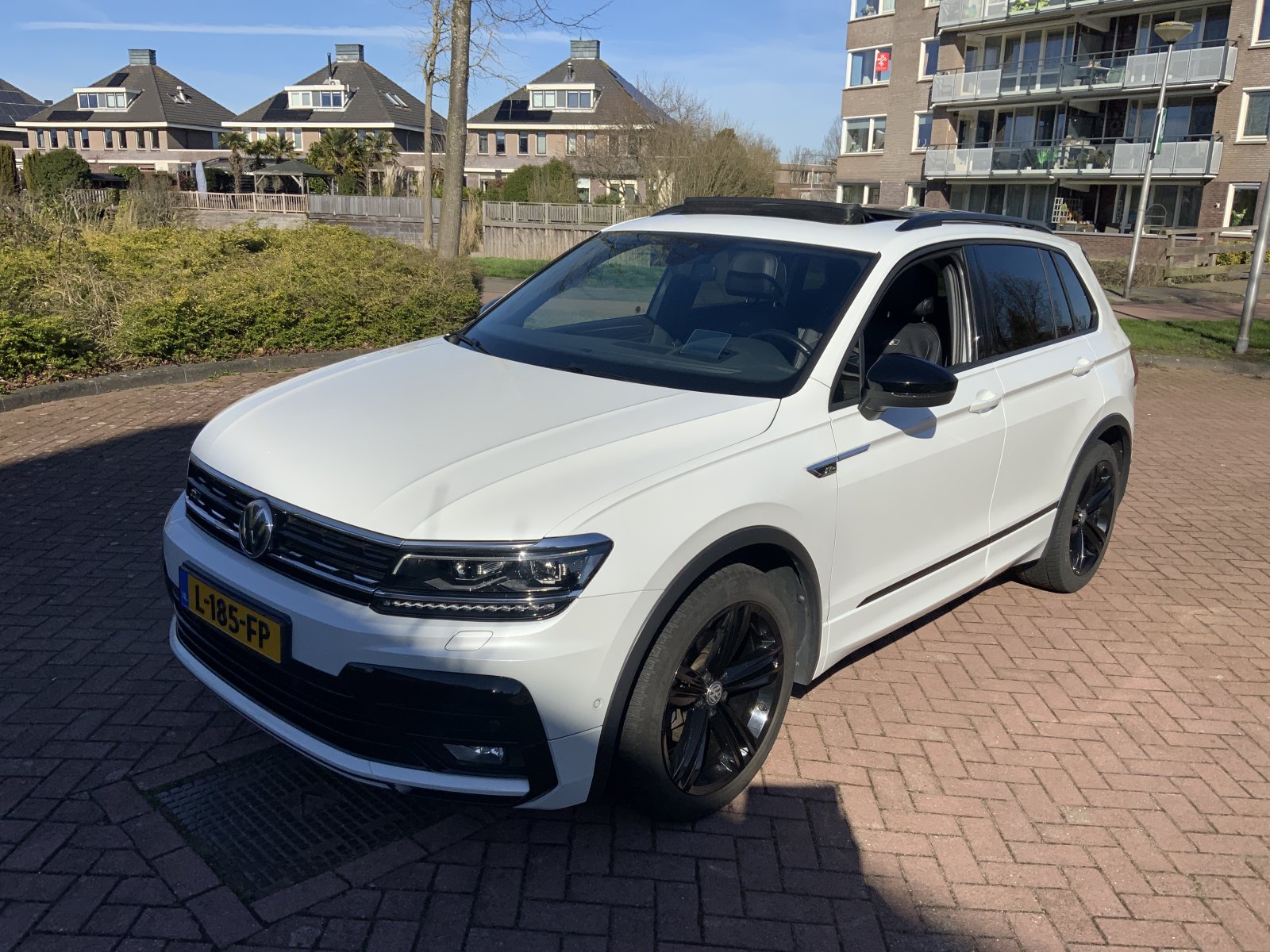 Volkswagen Tiguan 1.5 TSI Highl. Bus R 2020 - voorkant