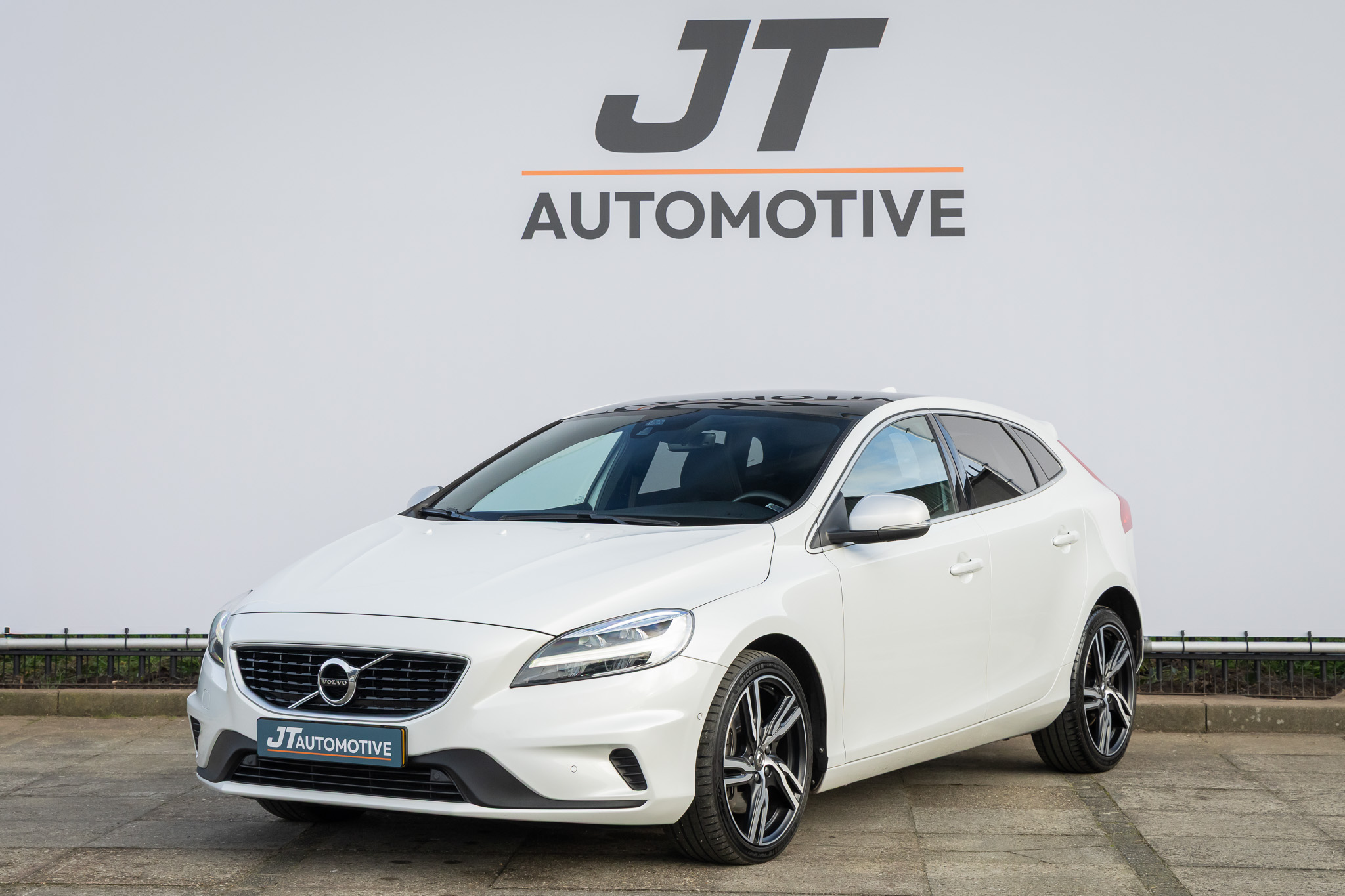 Volvo V40 2.0 T4 Rdesign Cruise | Pano | Stoelverwarming | Camera 2018 - voorkant