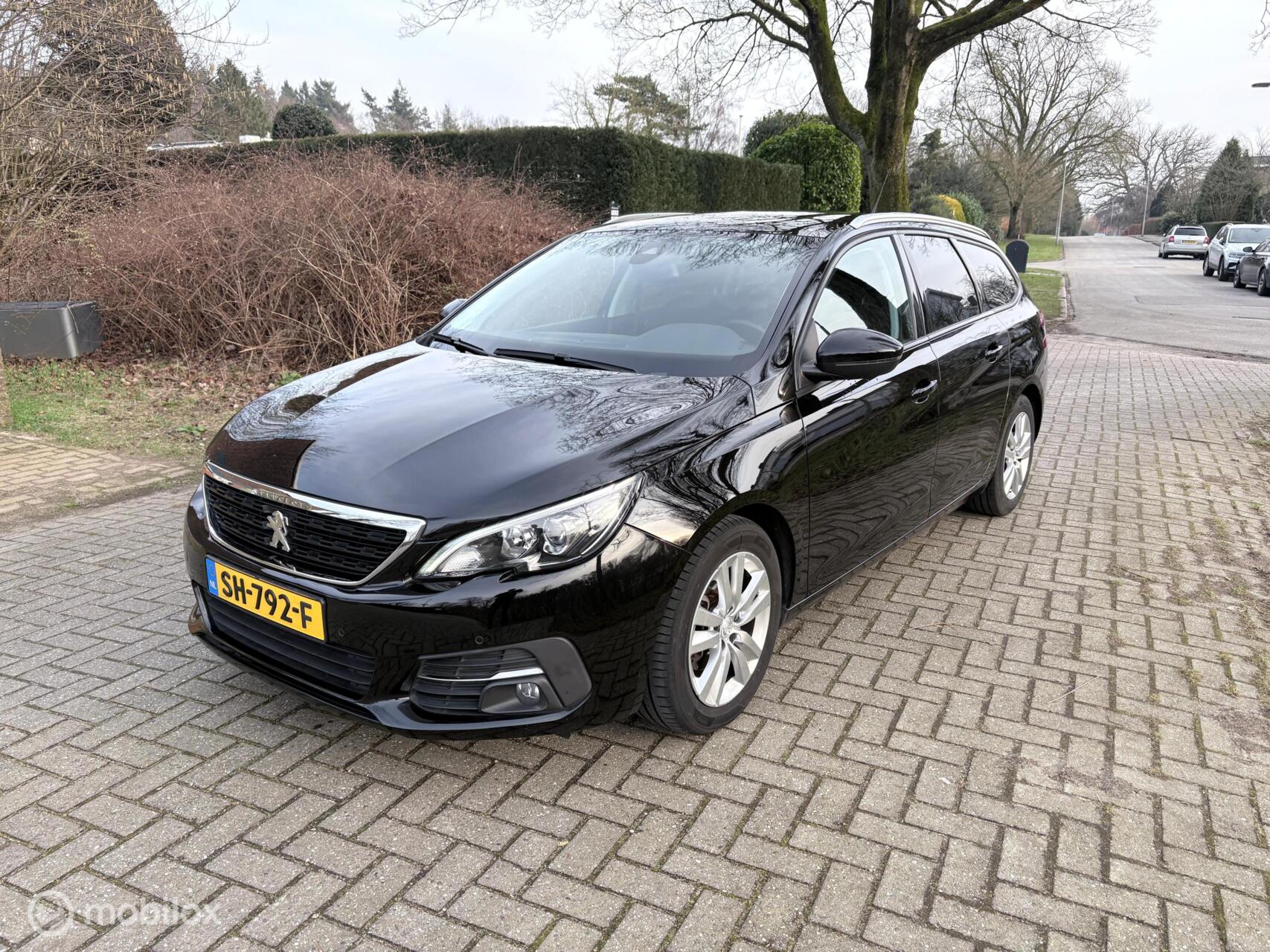 Peugeot 308 1.2 | PANORAMADAK | TREKHAAK | 128.000KM | 2018 - voorkant