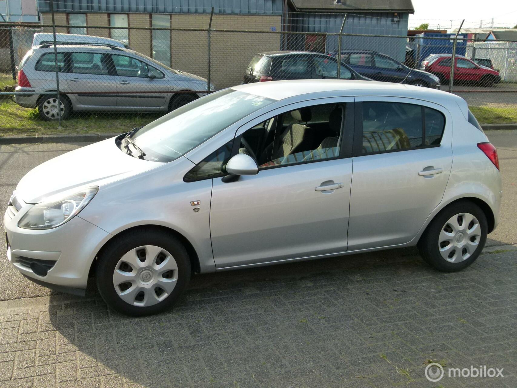 Opel Corsa 1.2-16V '111' Edition 2010 - voorkant