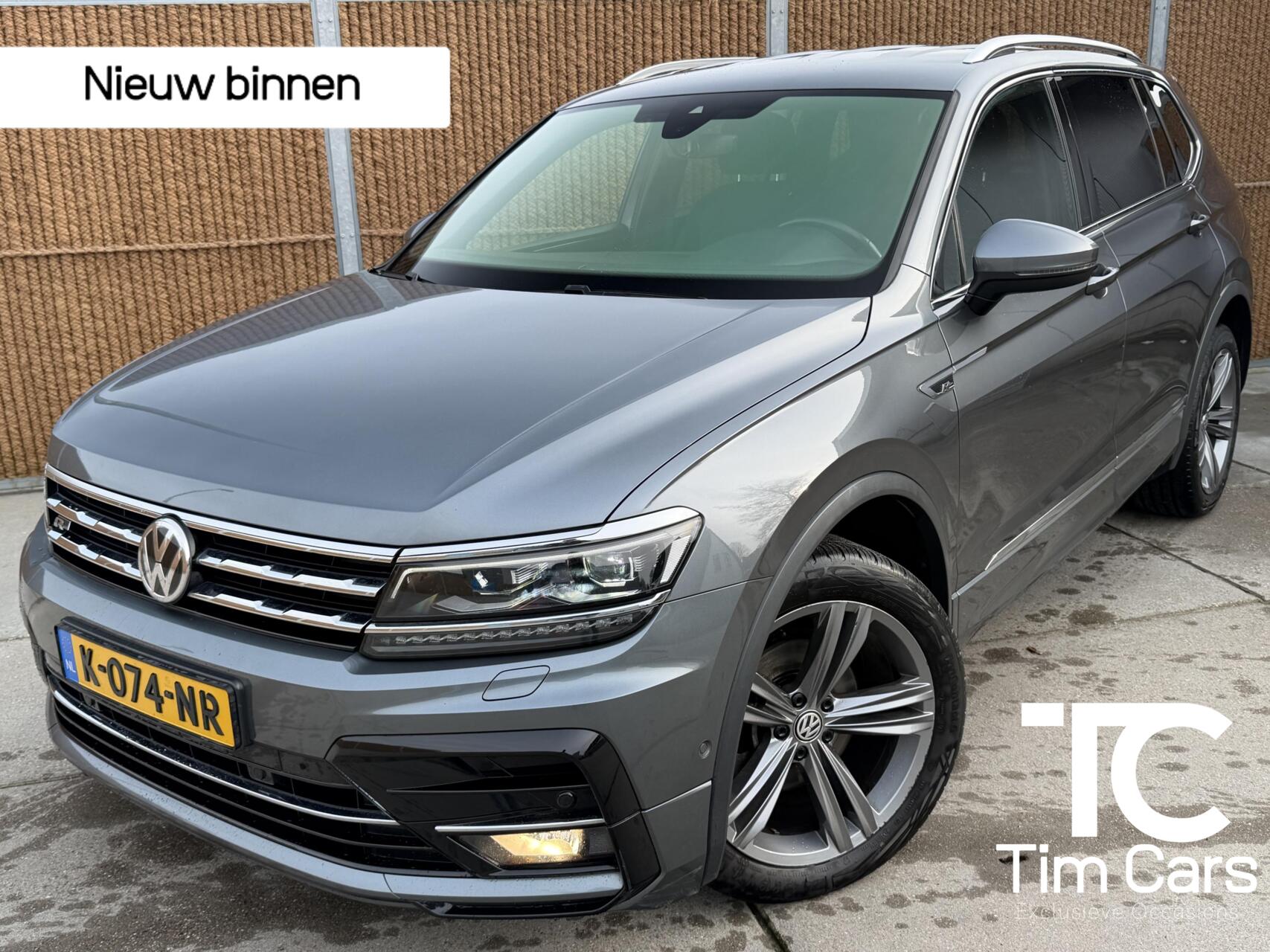 Volkswagen Tiguan 1.5 TSI Highline R-line Automaat | Trekhaak uitklapbaar | Adaptieve cruise control | Platinum Grey Metallic | LED koplampen | Achteruitrijcamera | Apple CarPlay | Parkeersensoren voor en achter 2021 - voorkant