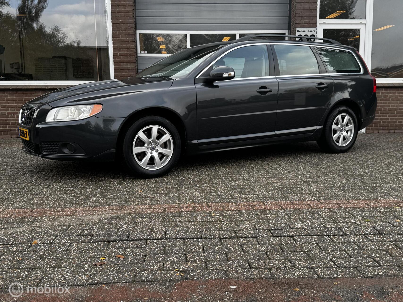 Volvo V70 2.0T Momentum AUT CRUISE/ECC-AIRCO/PDC/LEDER 2011 - voorkant