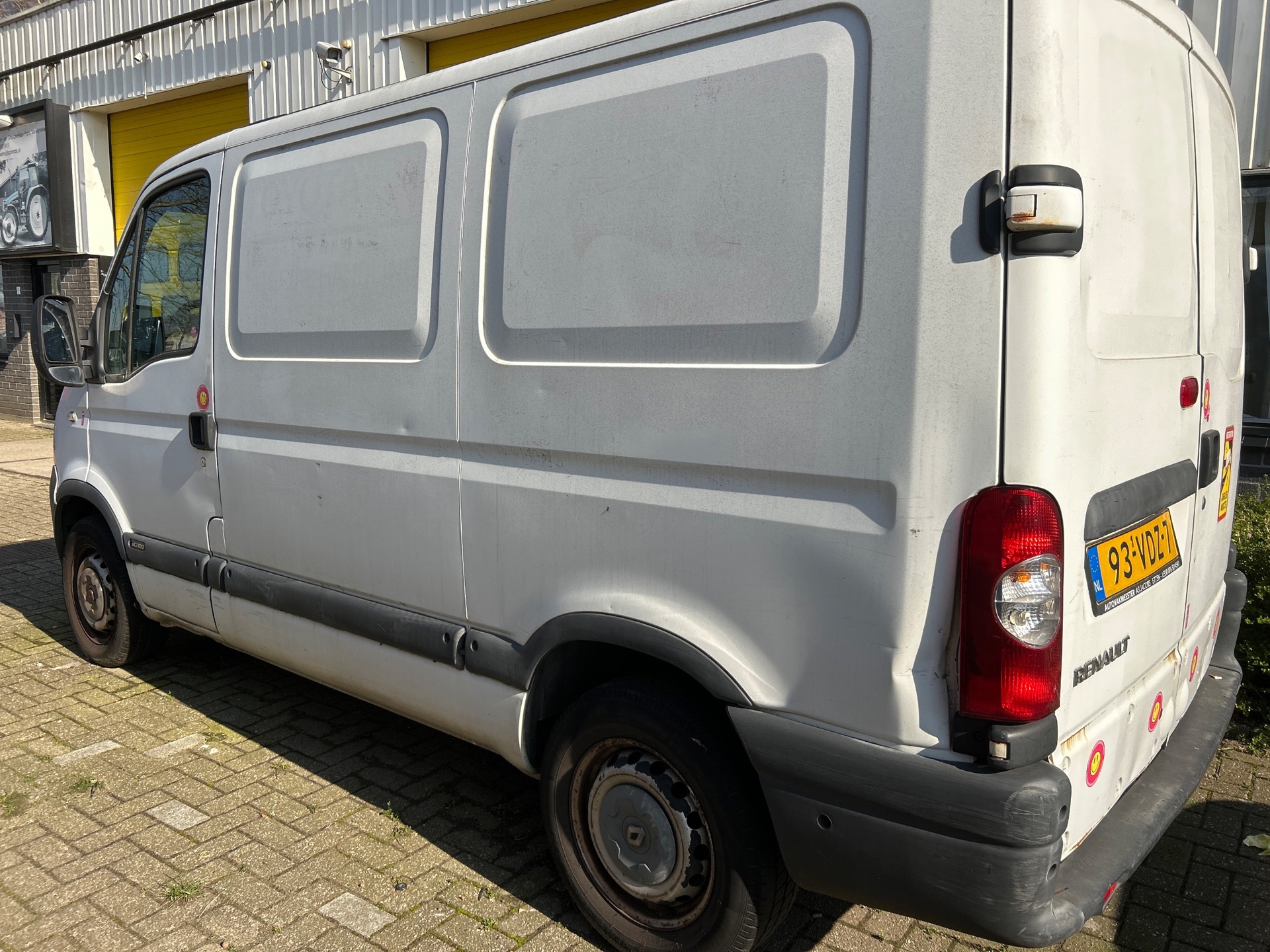 Foto van Renault Master T 33 L1/h1 2.5 Dci 74 KW E4