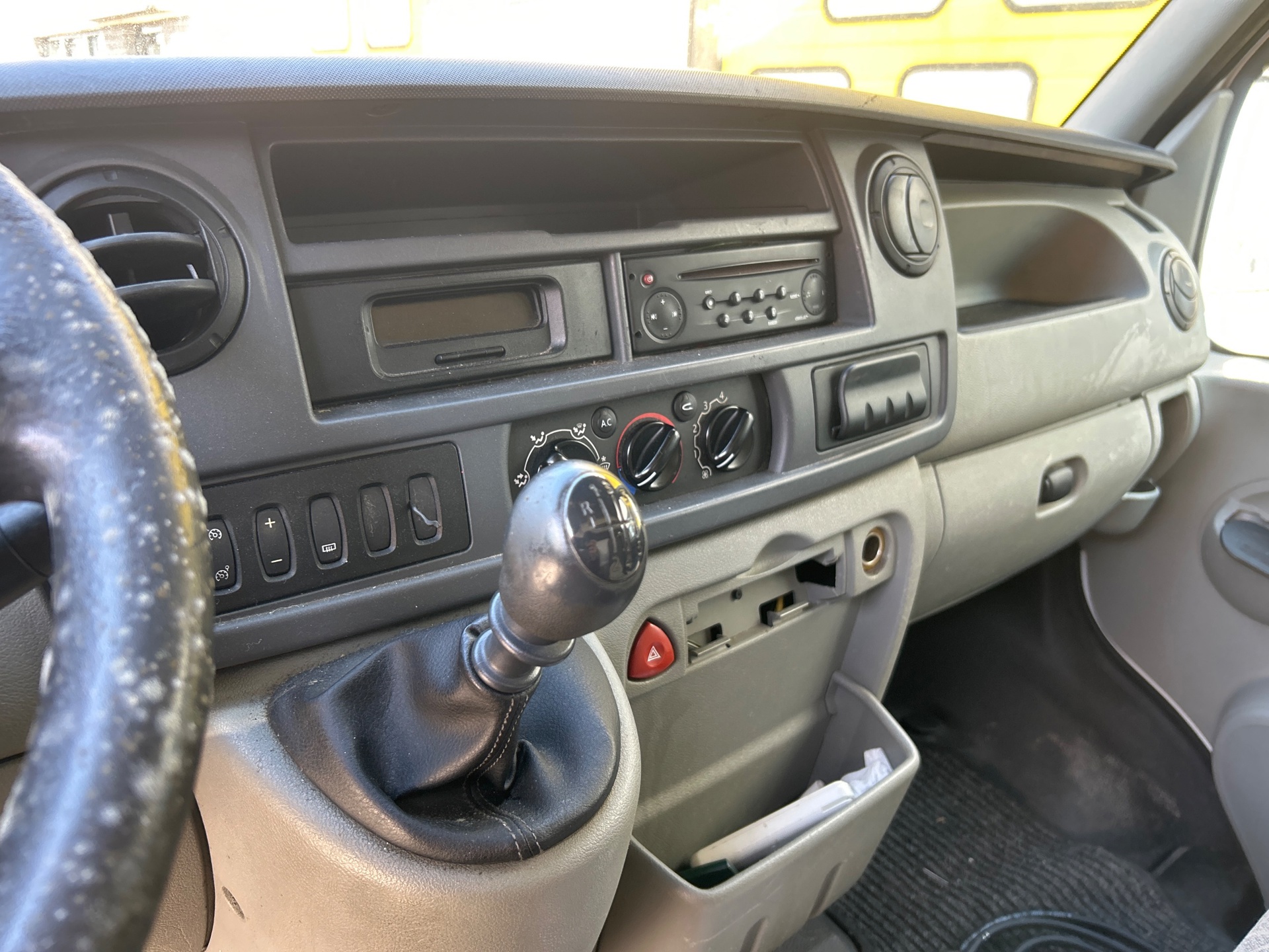 Foto van Renault Master T 33 L1/h1 2.5 Dci 74 KW E4