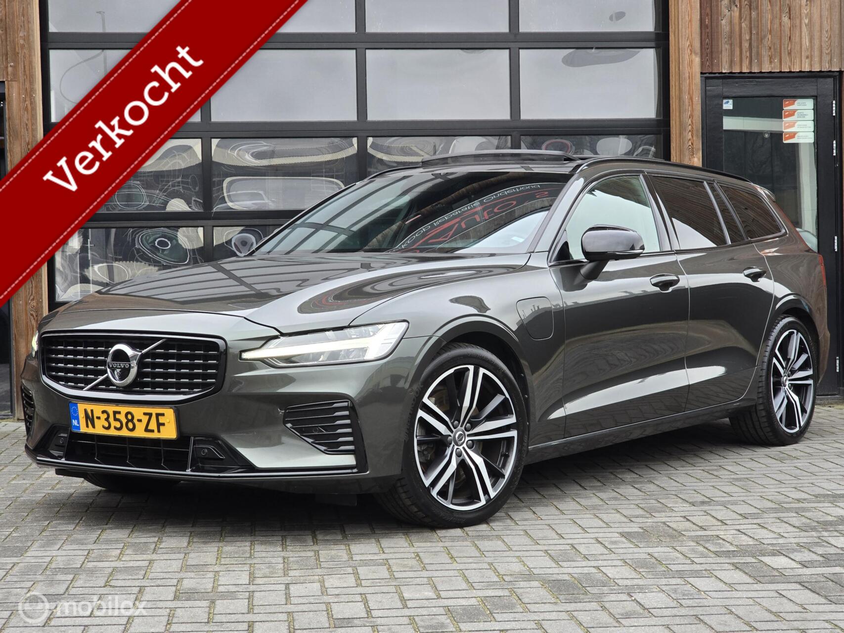 Volvo V60 T8 455 PK LONG RANGE R-DESIGN PANO 360CAM TREKHAAK 2022 - voorkant