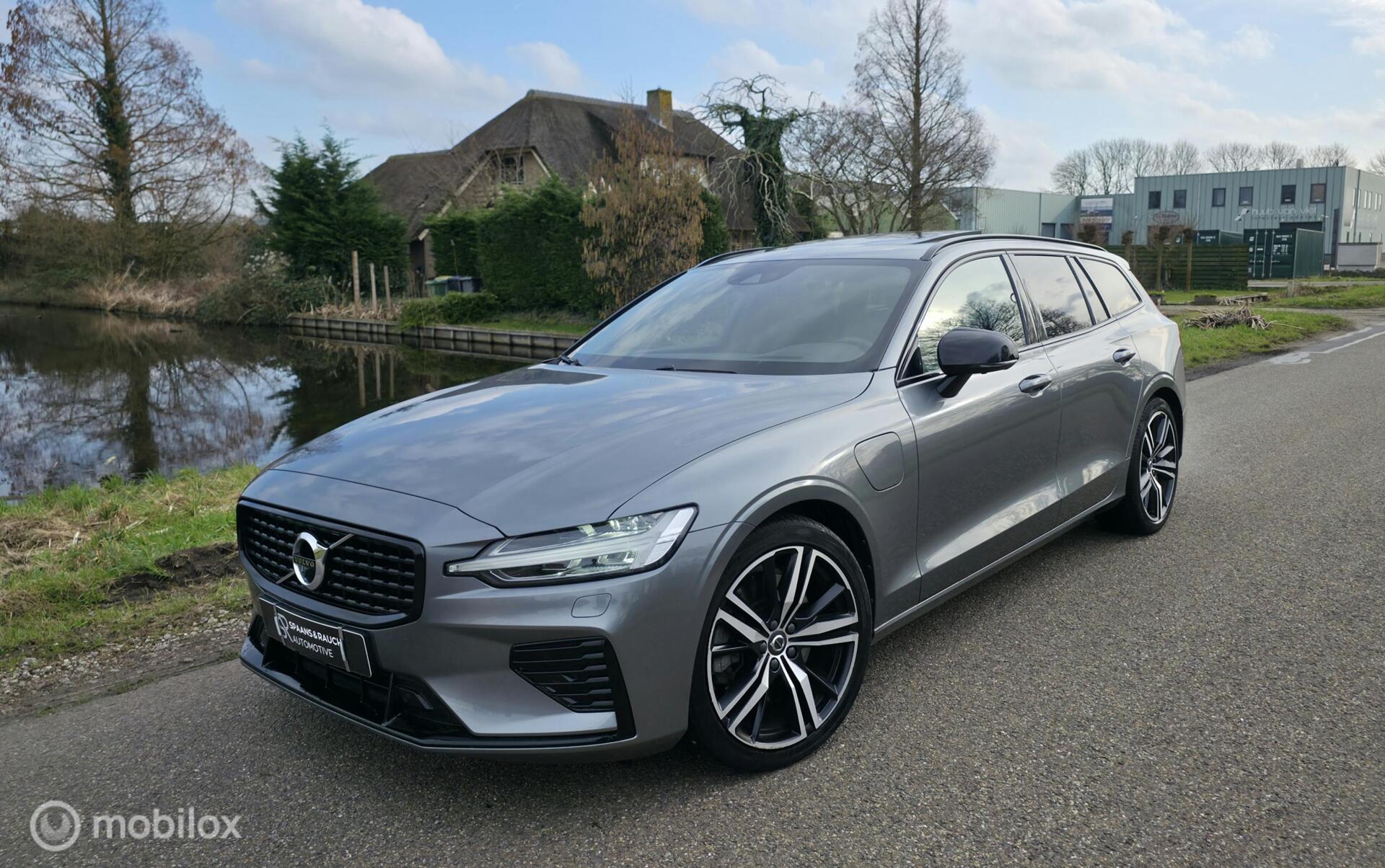Volvo V60 2.0 T6 Recharge AWD R-Design / Pano / HK Audio 2021 - voorkant